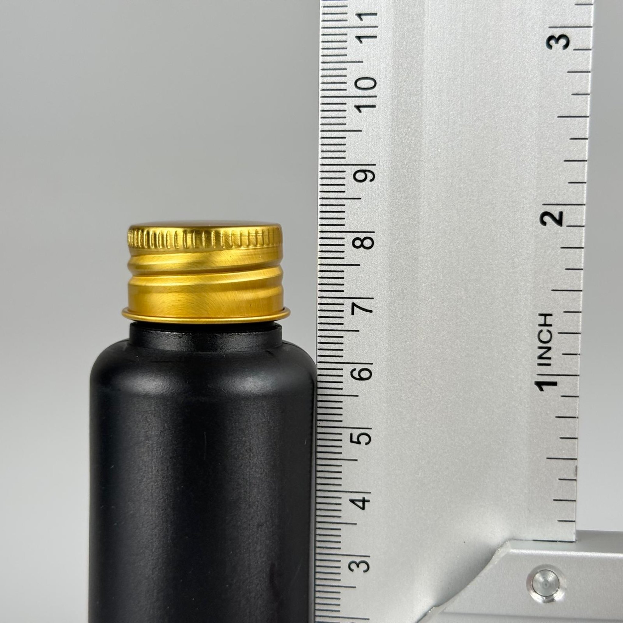 50 CC SİYAH POLİETİLEN PLASTİK ASETON ŞİŞESİ ( 24 AĞIZ ) + KÖPÜK CONTALI GOLD METAL ALÜMİNYUM KAPAK + KOLONYA TIPALI TAKIM - 50 ML KAPAKLI SİYAH PLASTİK ŞİŞELER