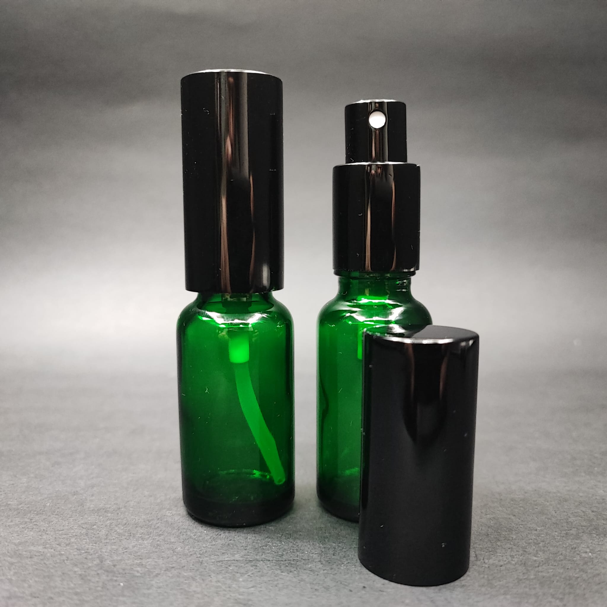 20 ML LÜKS VİDALI VALF ÇEVİRME PARFÜM ŞİŞELERİ - 20 CC YEŞİL CAM ŞİŞE - SİYAH METAL SPREYLİ KAPAKLI SET