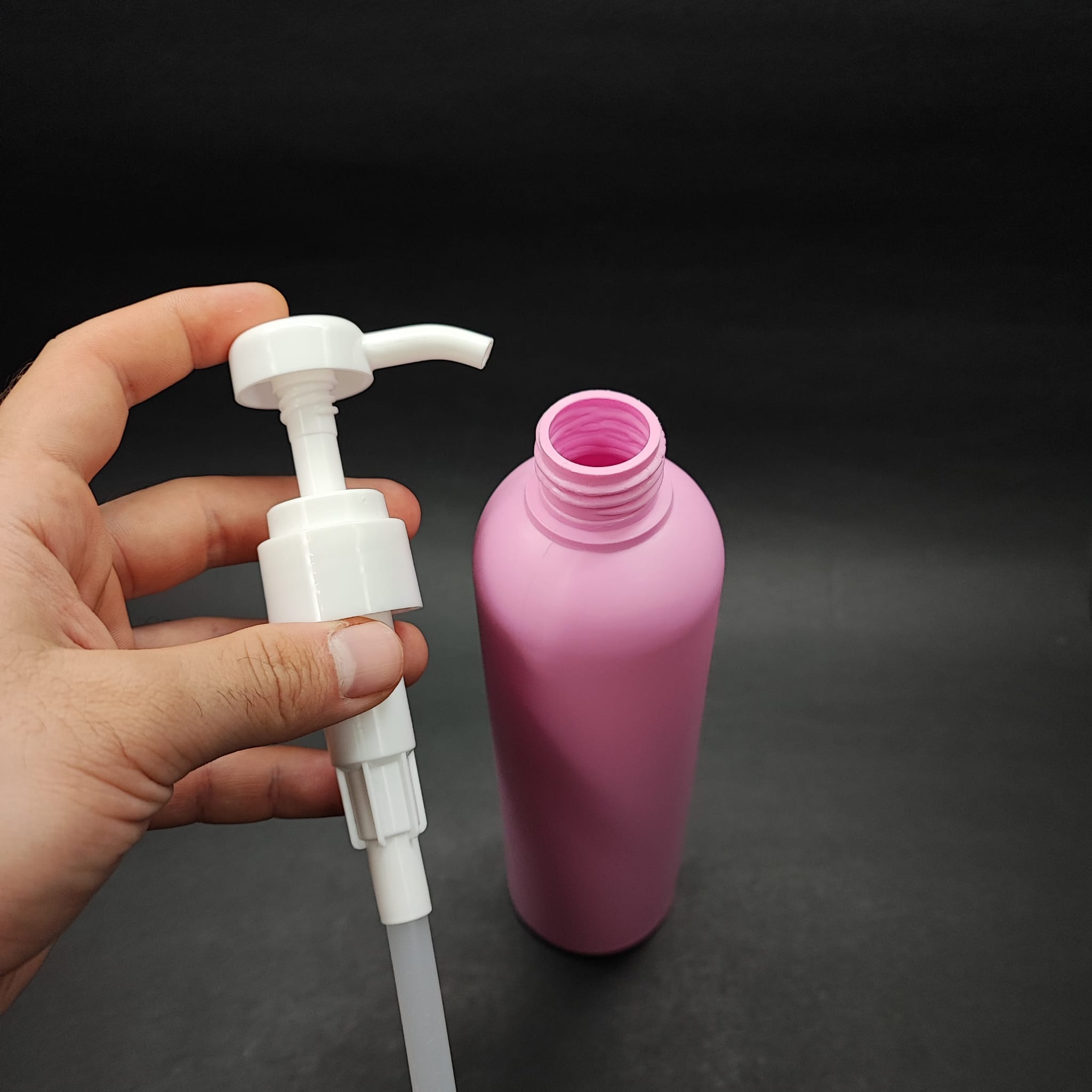 500 CC PEMBE POLİETİLEN PE ŞAMPUAN ŞİŞESİ - BEYAZ 4 CC DOZAJLI ŞAMPUAN POMPALI - 500 ML PE ŞAMPUAN ŞİŞESİ