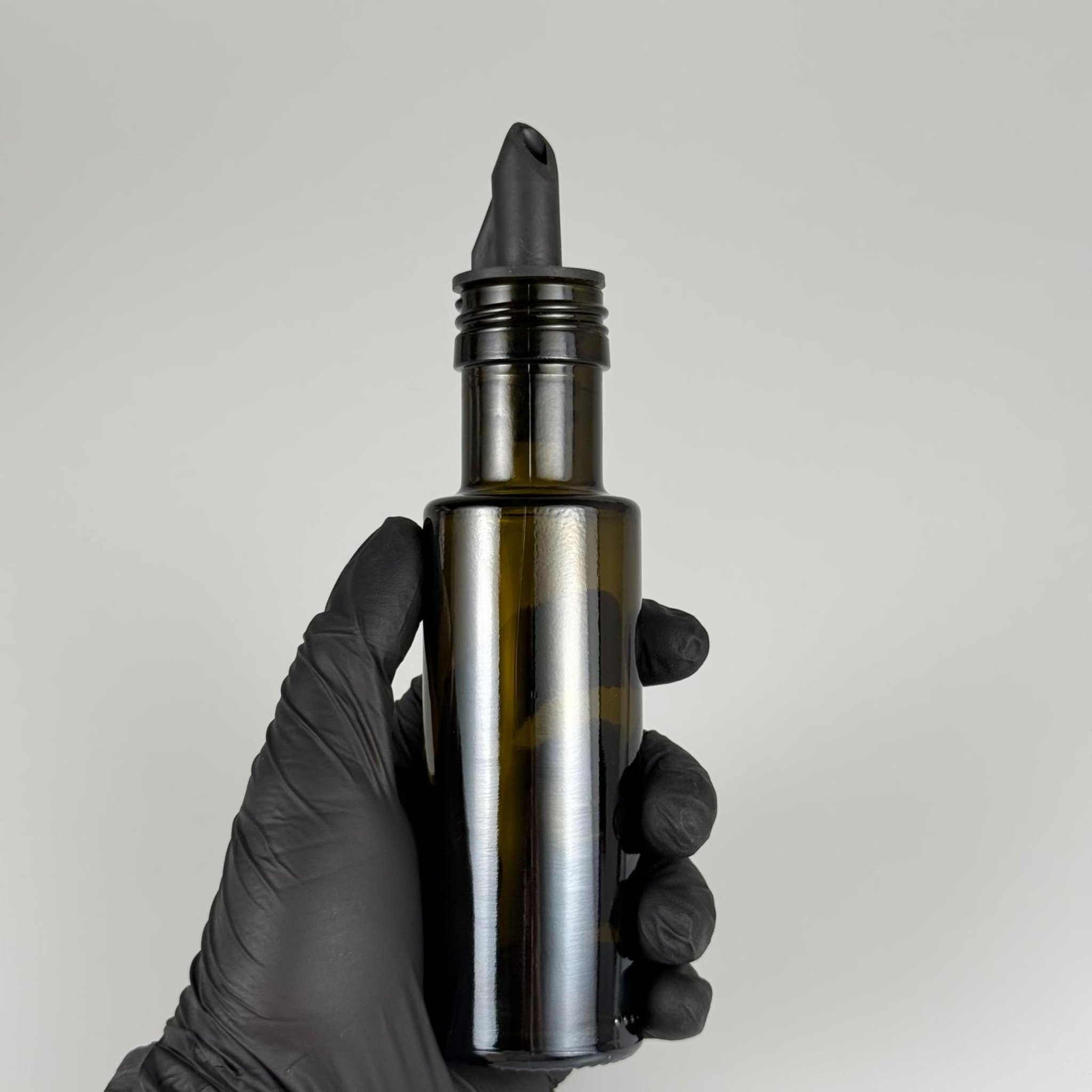 100 CC DORİKA CAM ŞİŞE KOYU YEŞİL (31 MM AĞIZ) - AKITICI SİYAH KAUÇUK YAĞDANLIK TIPALI - 100 ML SİLİNDİR DORİCA YAĞ VE SOS ŞİŞELERİ