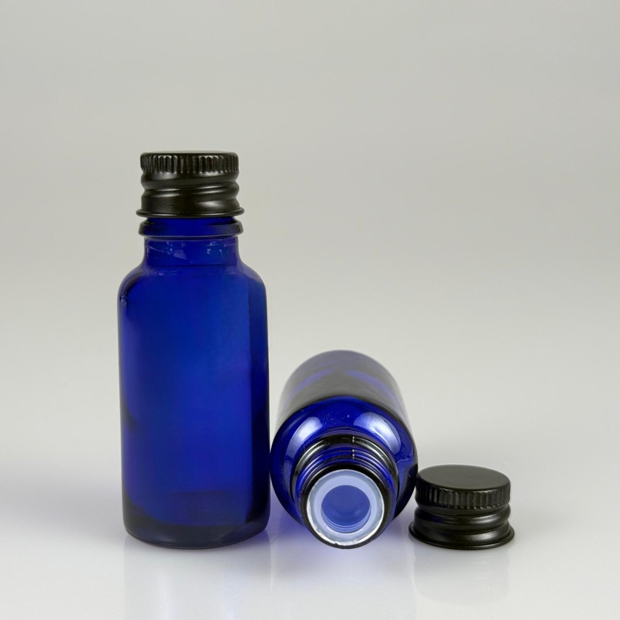20 CC MAVİ CAM ŞİŞE + KÖPÜK CONTALI SİYAH ALÜMİNYUM METAL KAPAKLI + KÖR TIPALI TAKIM - 20 ML MAVİ CAM ŞİŞE