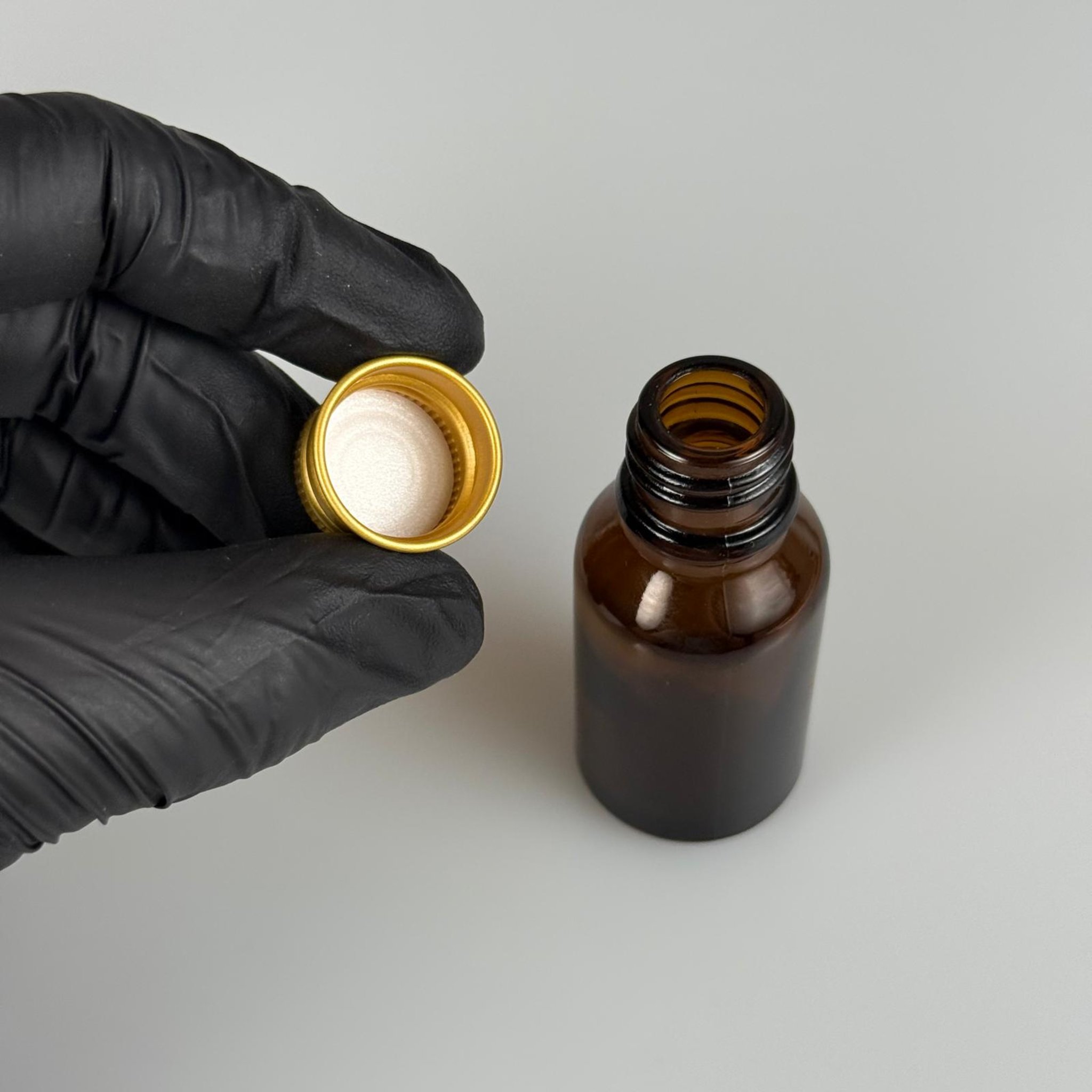 15 CC AMBER CAM ŞİŞE + KÖPÜK CONTALI GOLD ALÜMİNYUM METAL KAPAKLI TAKIM - 15 ML KAHVERENGİ CAM ŞİŞE