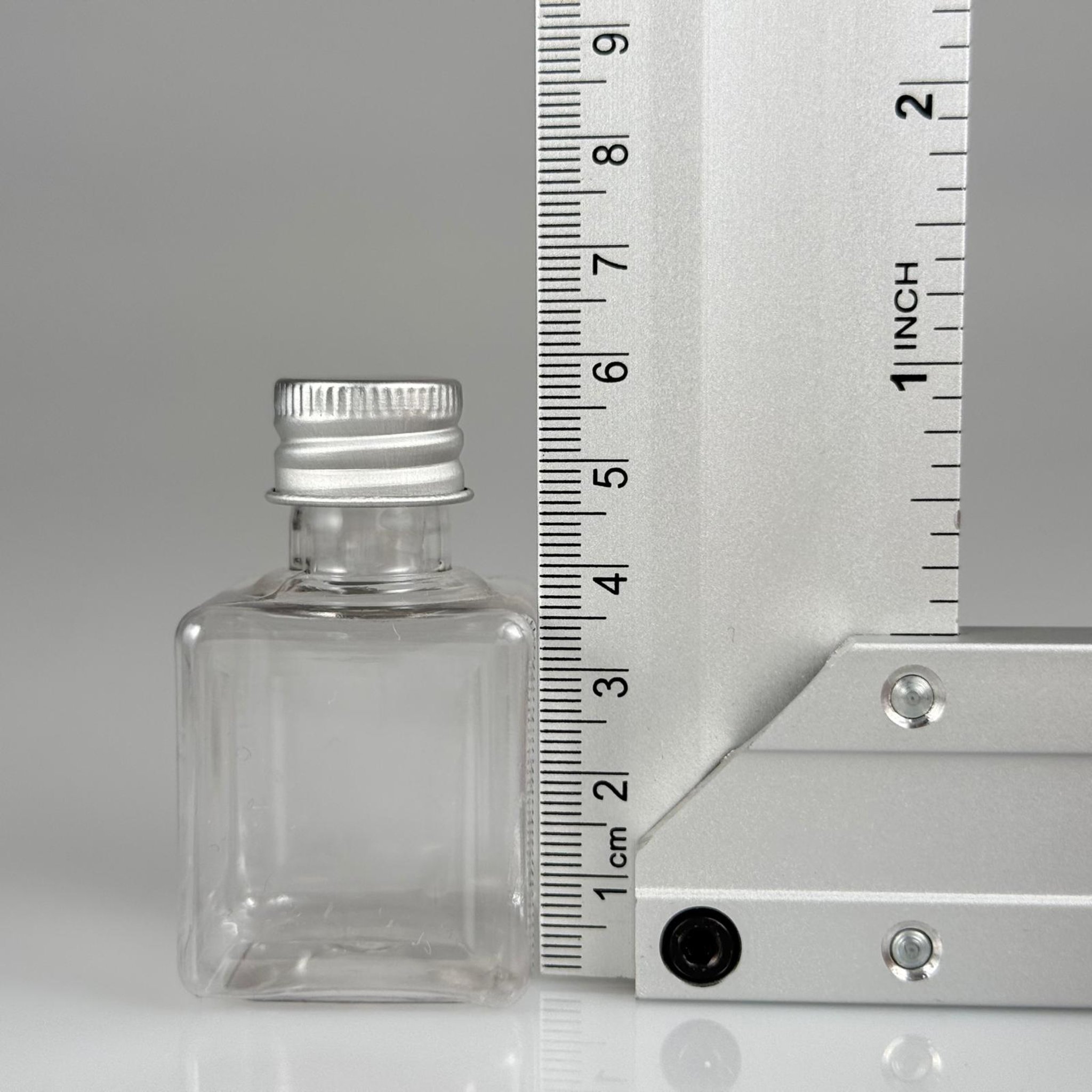 35 CC ŞEFFAF KARE PET ŞİŞE - KÖPÜK CONTALI GÜMÜŞ ALÜMİNYUM METAL KAPAKLI TAKIM - 35 ML ŞEFFAF KARE PET ŞİŞE