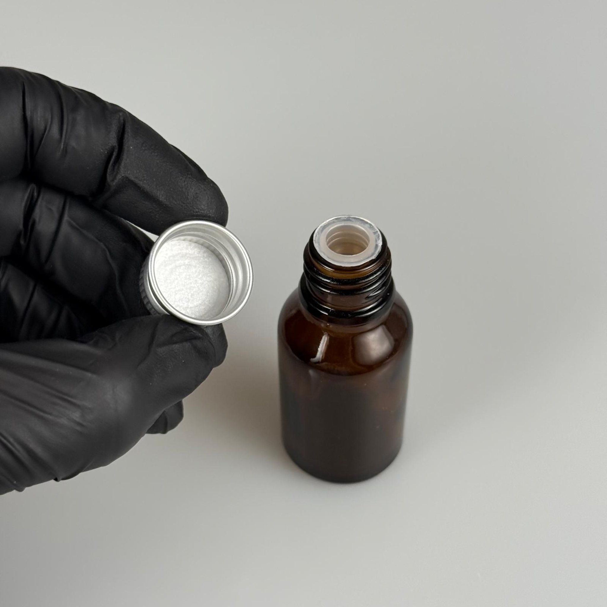 15 CC AMBER CAM ŞİŞE + KÖPÜK CONTALI GÜMÜŞ ALÜMİNYUM METAL KAPAKLI + KÖR TIPALI TAKIM - 15 ML KAHVERENGİ CAM ŞİŞE