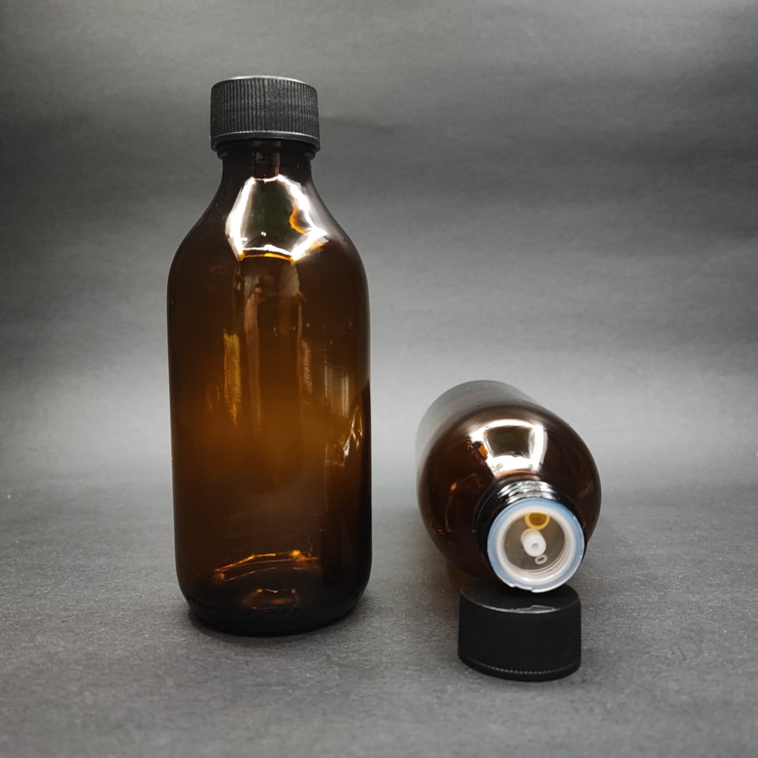 150 ML DOLUMU KOLAY, GENİŞ AĞIZLI İÇTEN DAMLALIKLI ŞİŞE (25 MM AĞIZ) - 150 CC SİYAH CONTALI KAPAKLI İÇTEN DAMLALIKLI CAM ECZA ŞİŞESİ - AMBER KAHVERENGİ