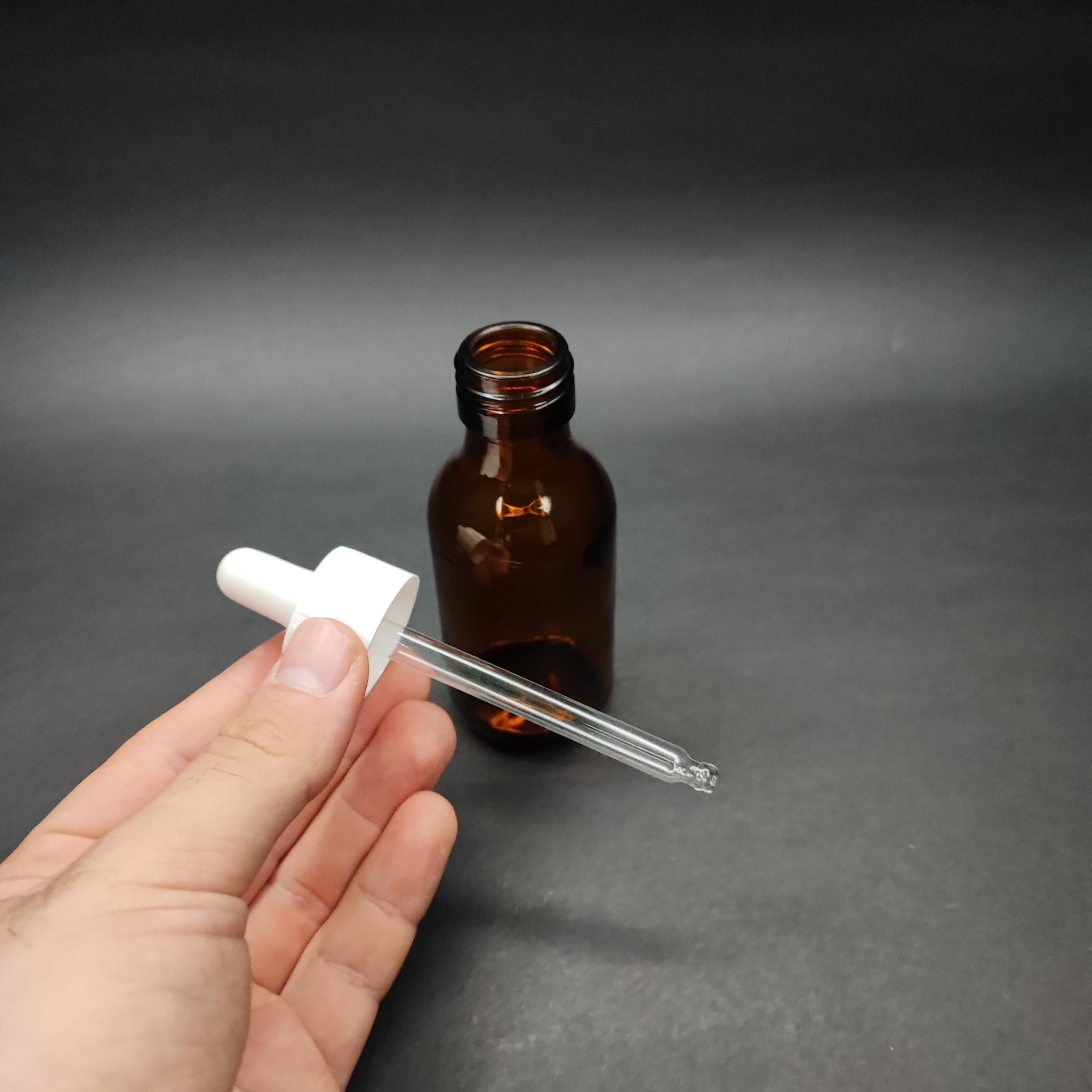 75 ML DOLUMU KOLAY, GENİŞ AĞIZLI CAM DAMLALIKLI ŞİŞE (25 MM AĞIZ)  - 75 CC BEYAZ DAMLALIKLI CAM ECZA ŞİŞESİ - AMBER KAHVERENGİ