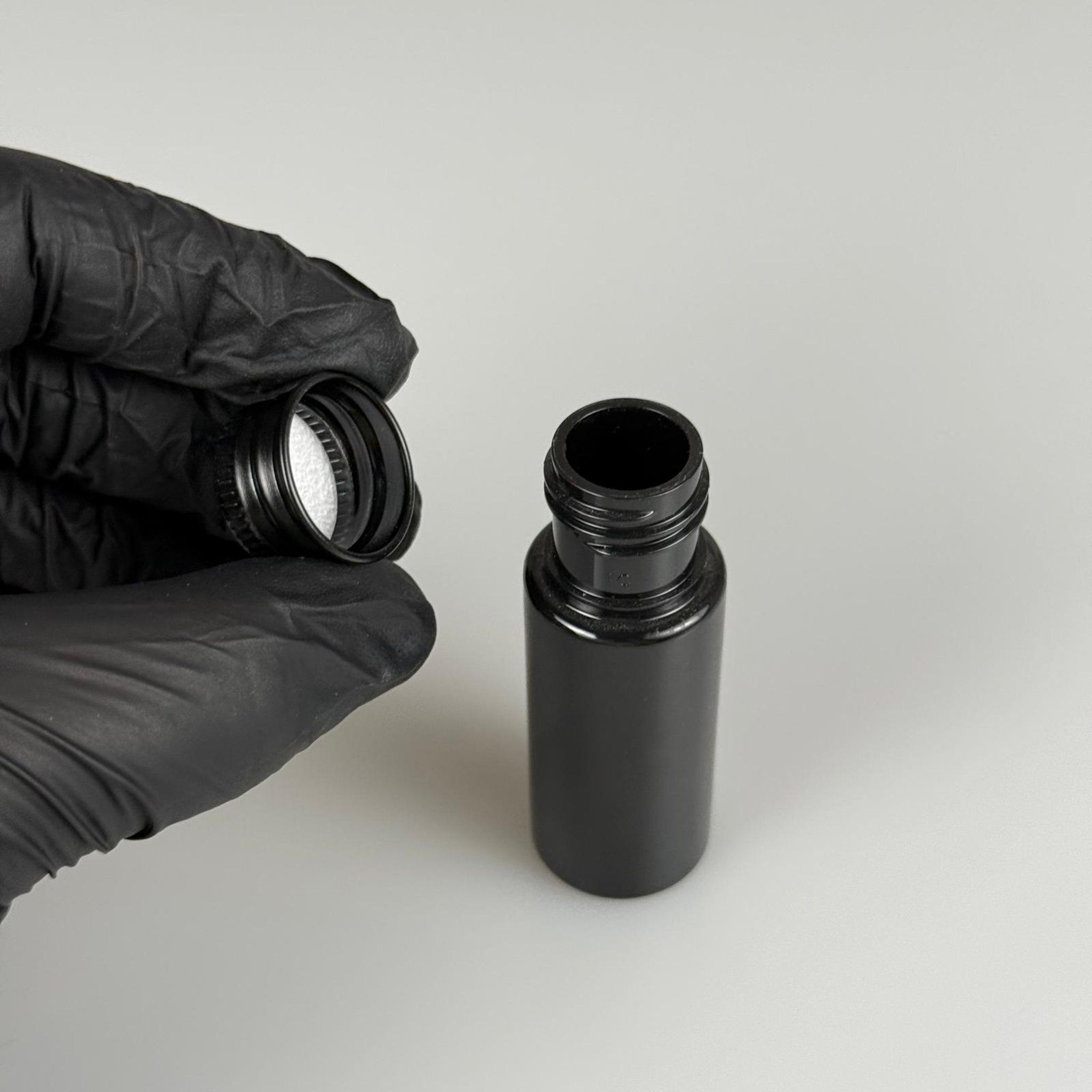 15 CC SİYAH SİLİNDİR PET ŞİŞE + KÖPÜK CONTALI SİYAH ALÜMİNYUM METAL KAPAKLI TAKIML - 15 ML SİYAH PET ŞİŞE