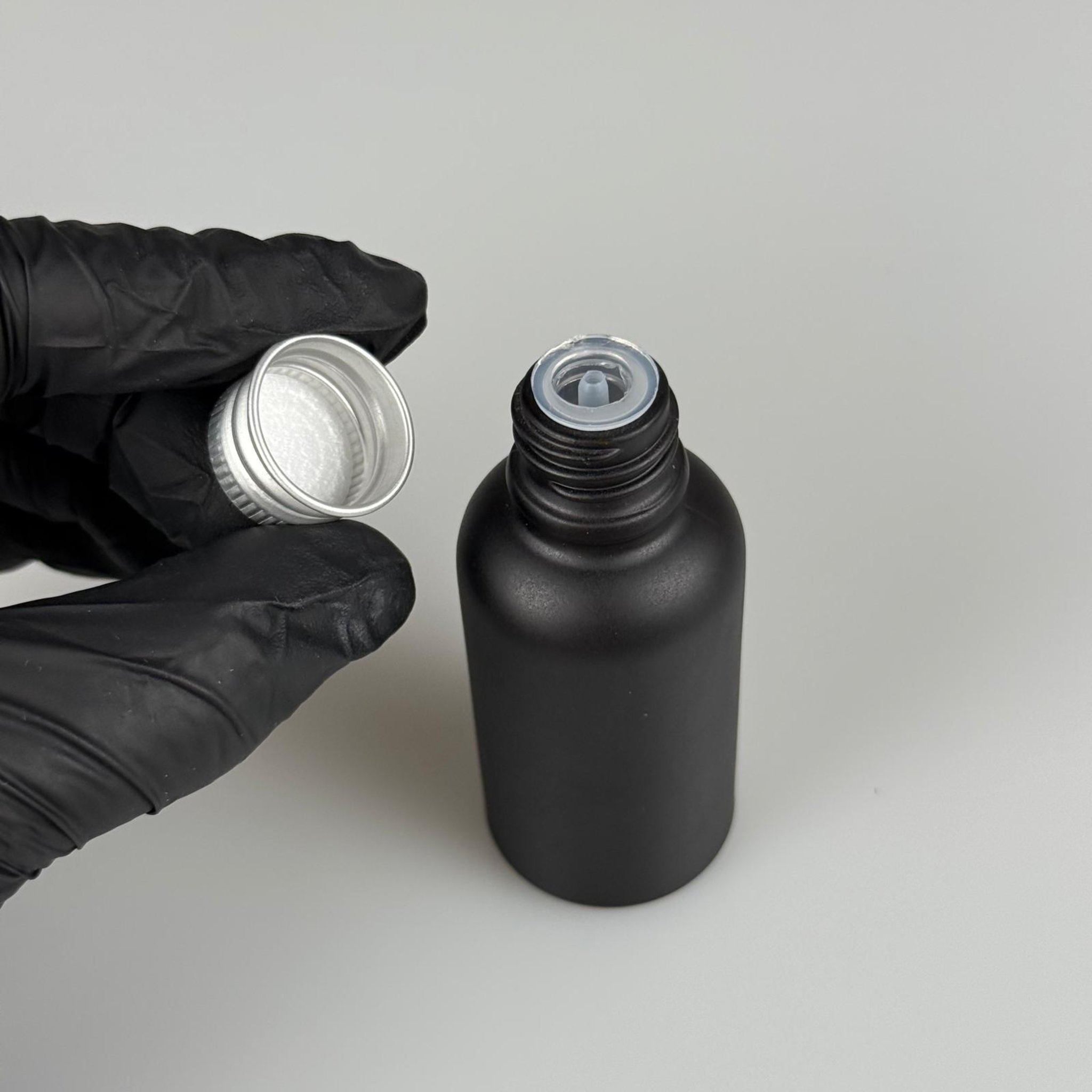 30 CC MAT SİYAH CAM ŞİŞE + KÖPÜK CONTALI GÜMÜŞ ALÜMİNYUM METAL KAPAKLI + DAMLALIKLI KOLONYA TIPALI TAKIM - 50 ML MAT SİYAH CAM ŞİŞE