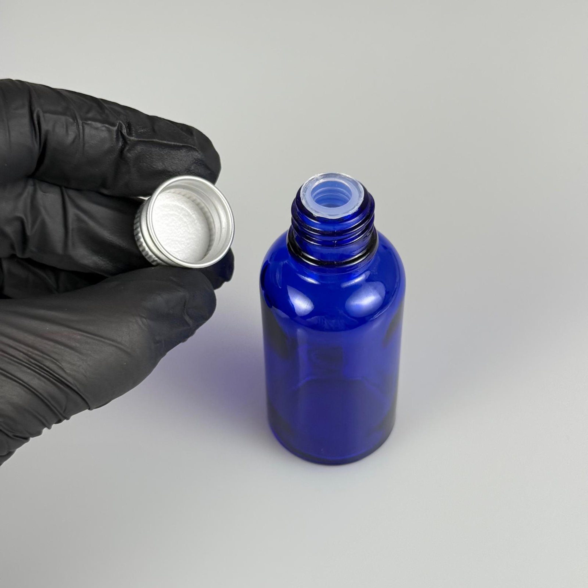 30 CC MAVİ CAM ŞİŞE + KÖPÜK CONTALI GÜMÜŞ ALÜMİNYUM METAL KAPAKLI + KÖR TIPALI TAKIM - 30 ML MAVİ CAM ŞİŞE