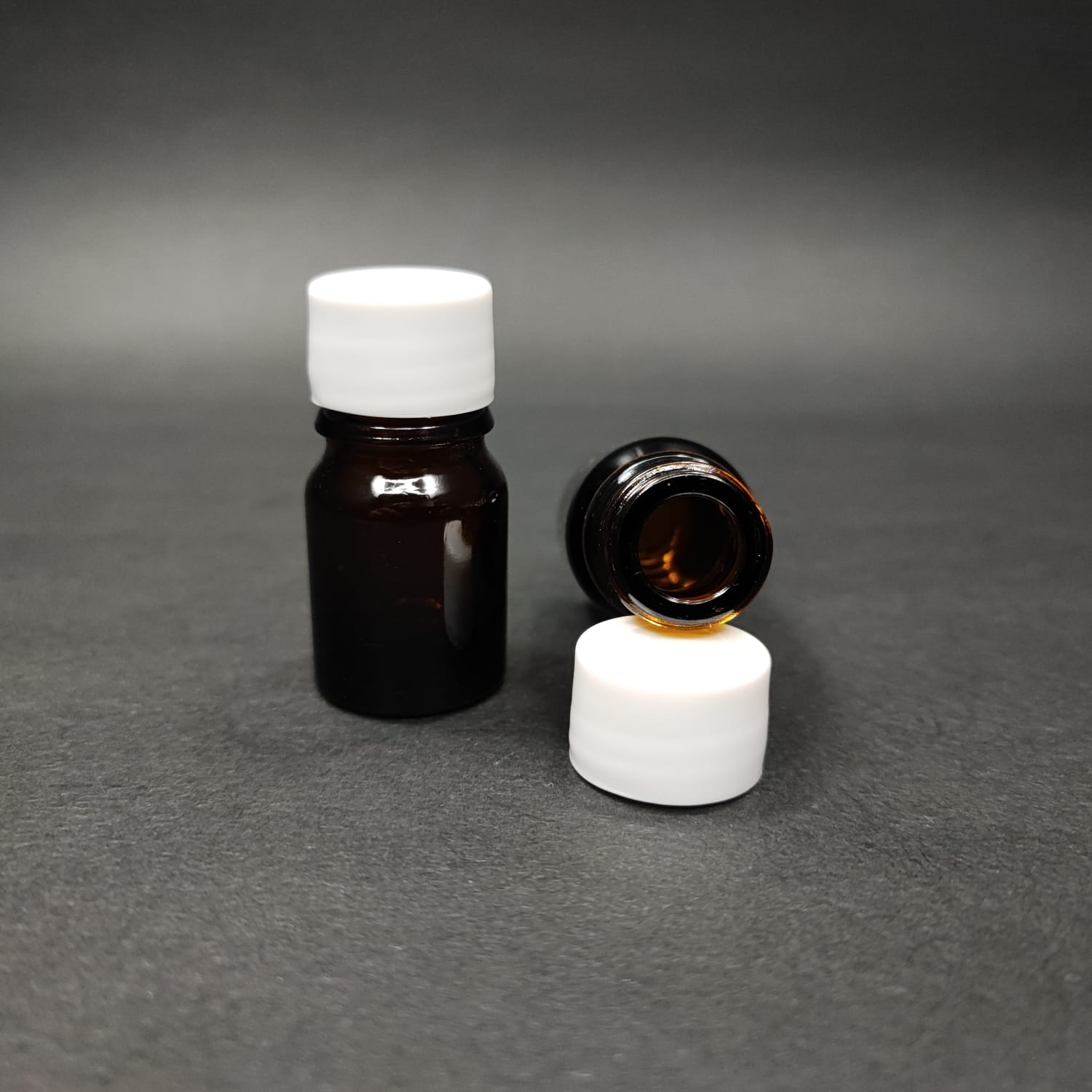 3 CC AMBER CAM ŞİŞE + KENDİNDEN CONTALI SIZDIRMAZ BEYAZ KAPAK - 3 ML KAPAKLI CAM ŞİŞE