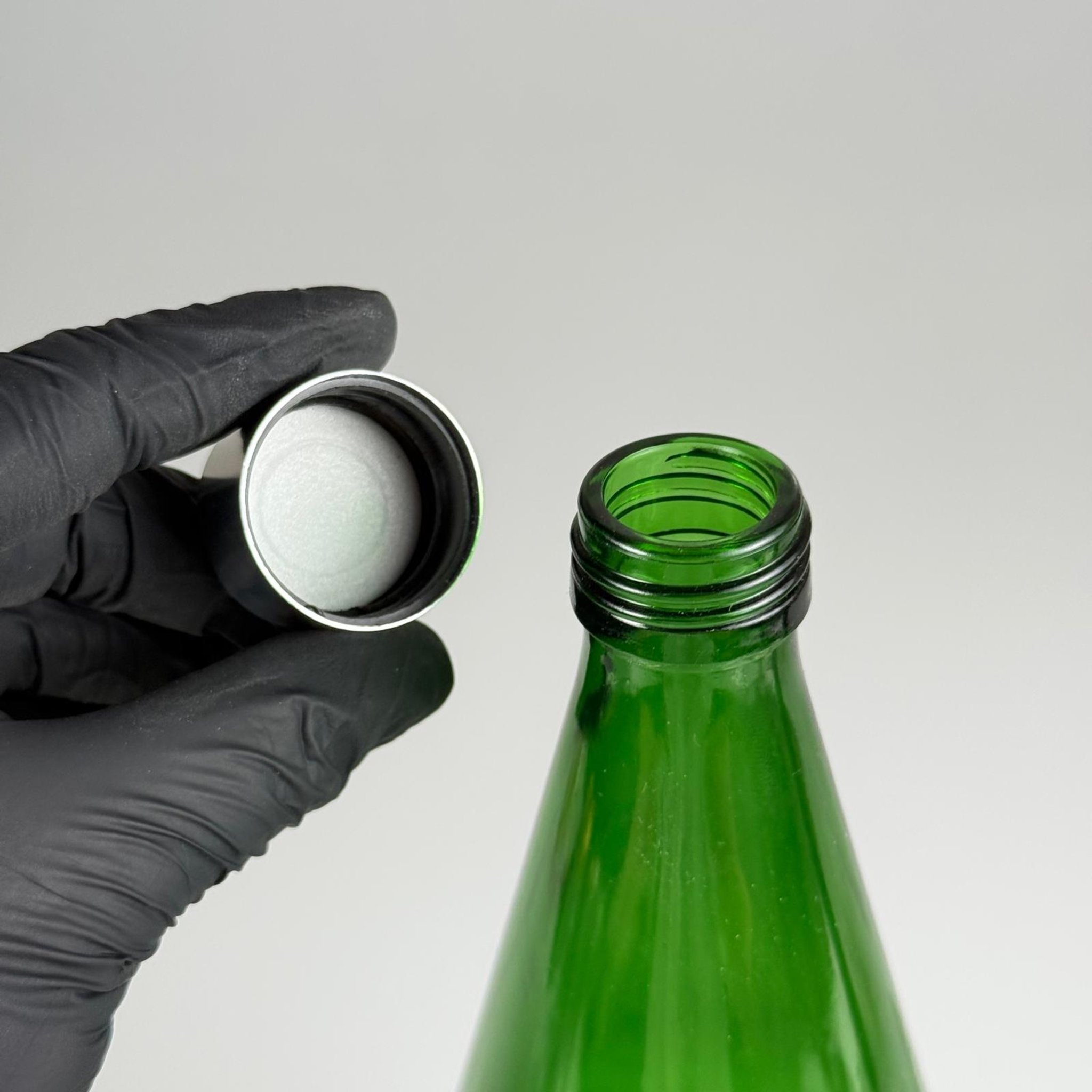 750 CC YEŞİL CAM ŞİŞE + ALÜMİNYUM KAPLAMALI GÜMÜŞ KAPAKLI TAKIM - 750 ML YEŞİL ŞİŞE