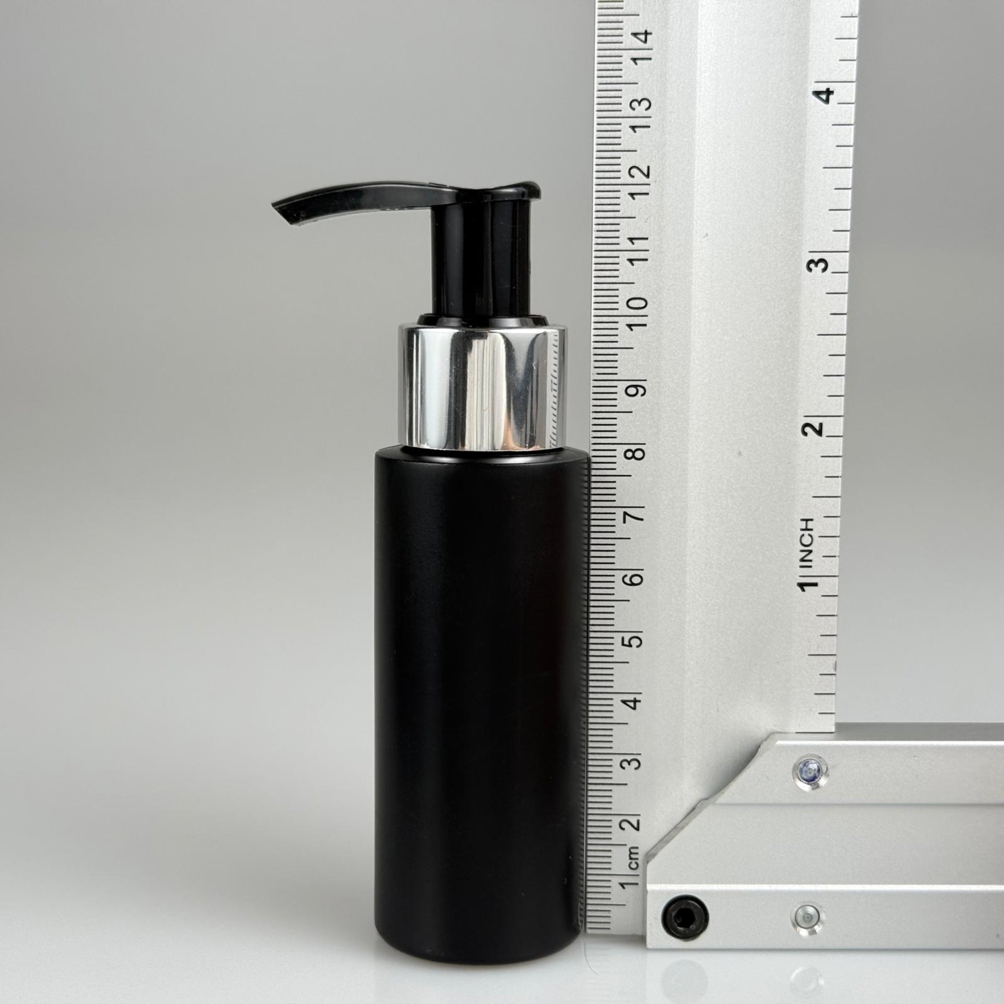 50 CC SİYAH POLİETİLEN PLASTİK ŞİŞE - GÜMÜŞ POMPALI ( ÜSTÜ SİYAH TAKIM - 50 ML POMPALI PLASTİK ŞİŞE