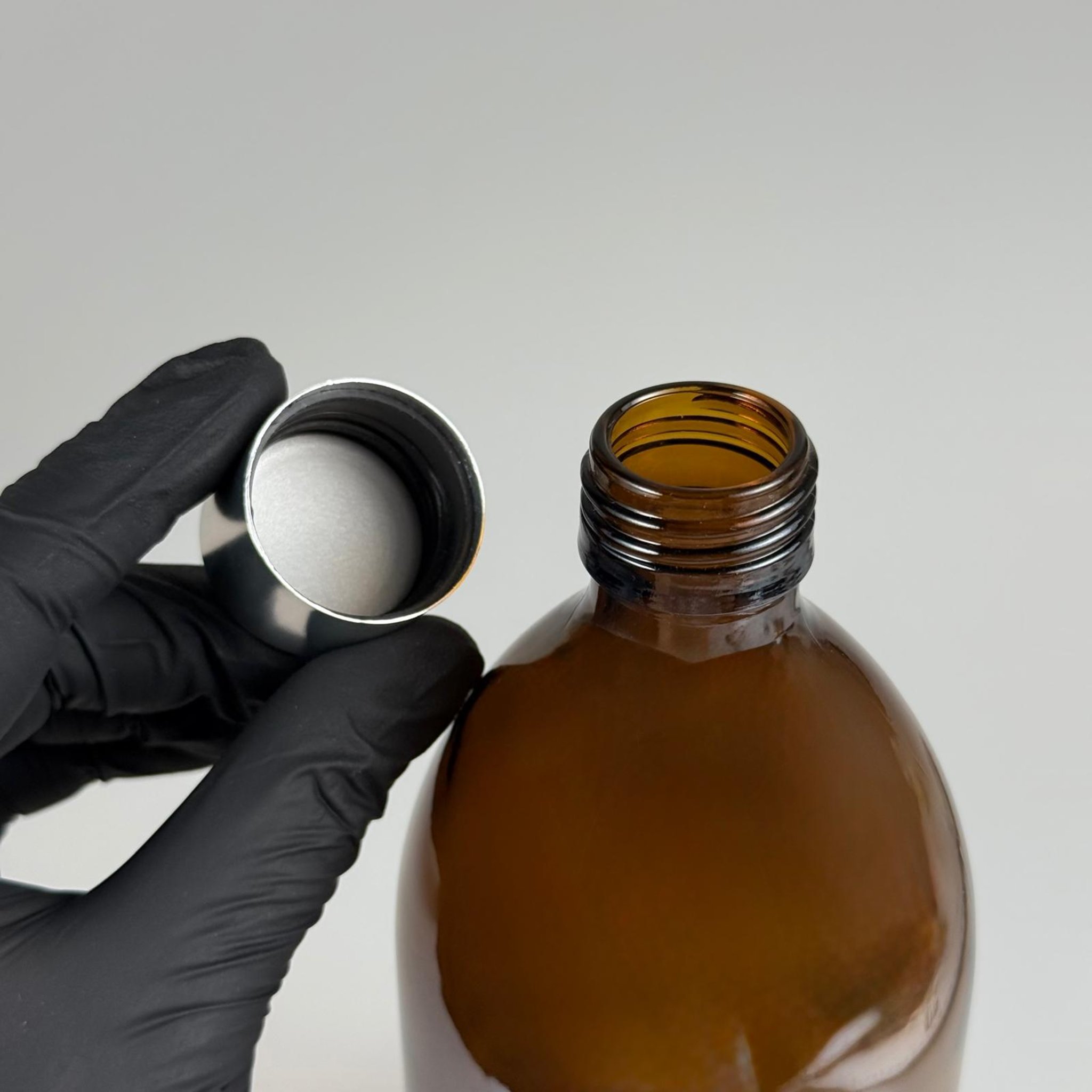 500 CC AMBER TOMBUL ÖZEL SERİ CAM ŞİŞE + ALÜMİNYUM KAPLAMALI GÜMÜŞ KAPAKLI TAKIM - 500 ML KAHVERENGİ CAM ŞİŞE