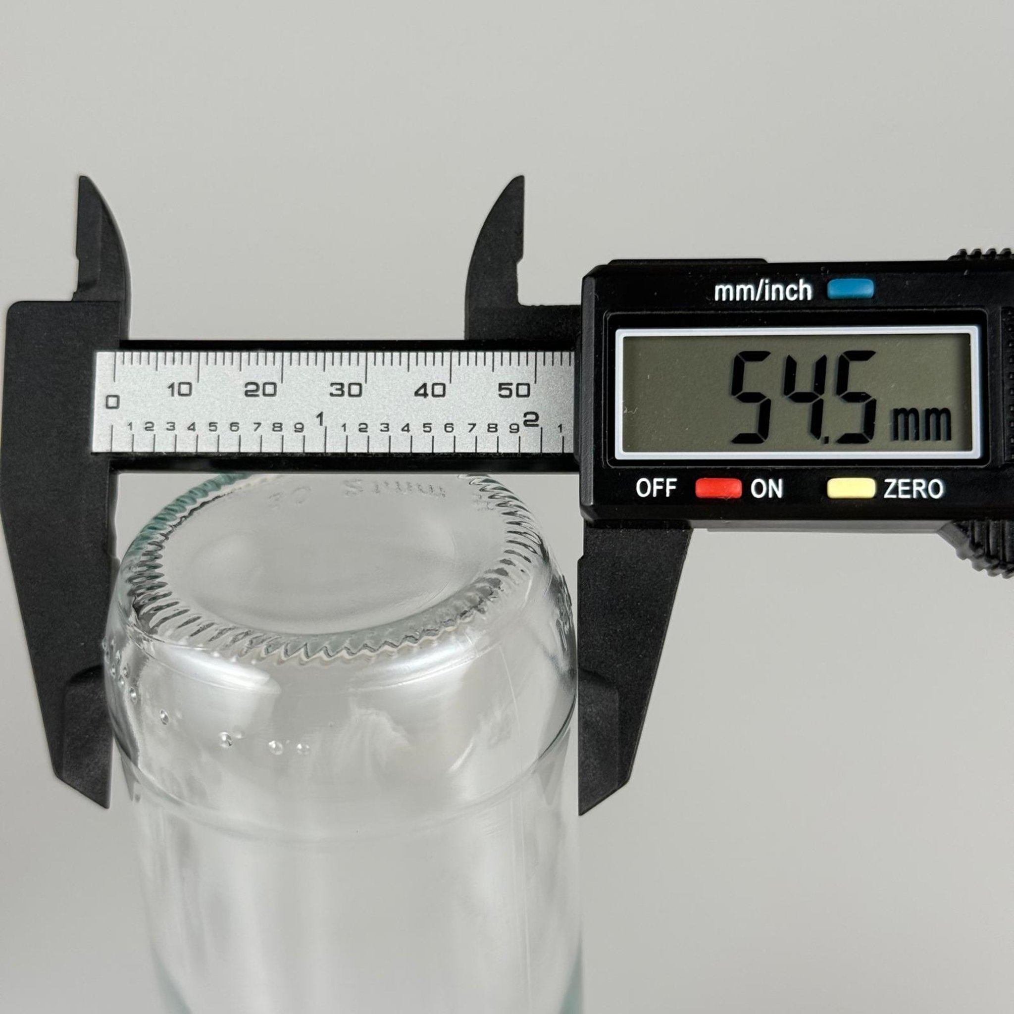 250 CC CAM KONSERVE ŞİŞESİ - BEYAZ METAL KAPAKLI + KENDİNDEN YAPIŞKANLI SIZDIRMAZ CONTALI TAKIM - 250 ML CAM MEYVE SUYU ŞİŞESİ - ŞİŞECAM KODU 412825 İLE EŞDEĞERDİR.