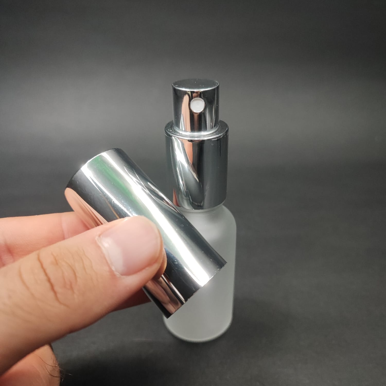 20 ML LÜKS VİDALI VALF ÇEVİRME PARFÜM ŞİŞELERİ - 20 CC BUZLU CAM ŞİŞE - GÜMÜŞ METAL SPREYLİ KAPAKLI SET
