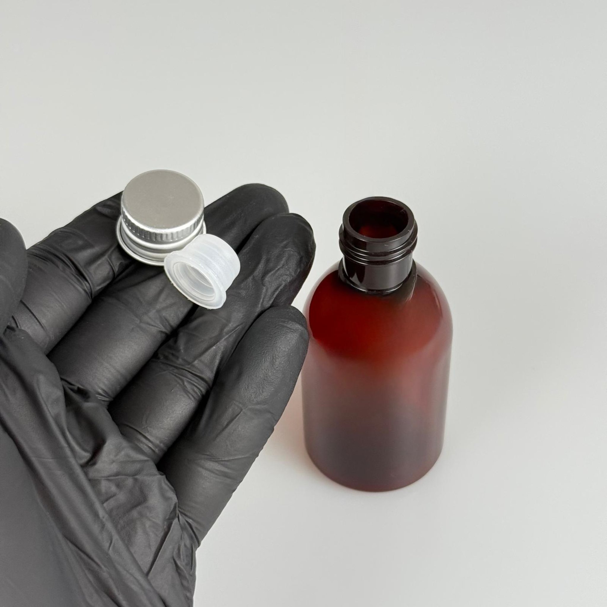 50  CC AMBER PET ŞİŞE + KÖPÜK CONTALI GÜMÜŞ ALÜMİNYUM METAL KAPAKLI + KÖR TIPALI TAKIM - 50 ML KAHVERENGİ PLASTİK ŞİŞE