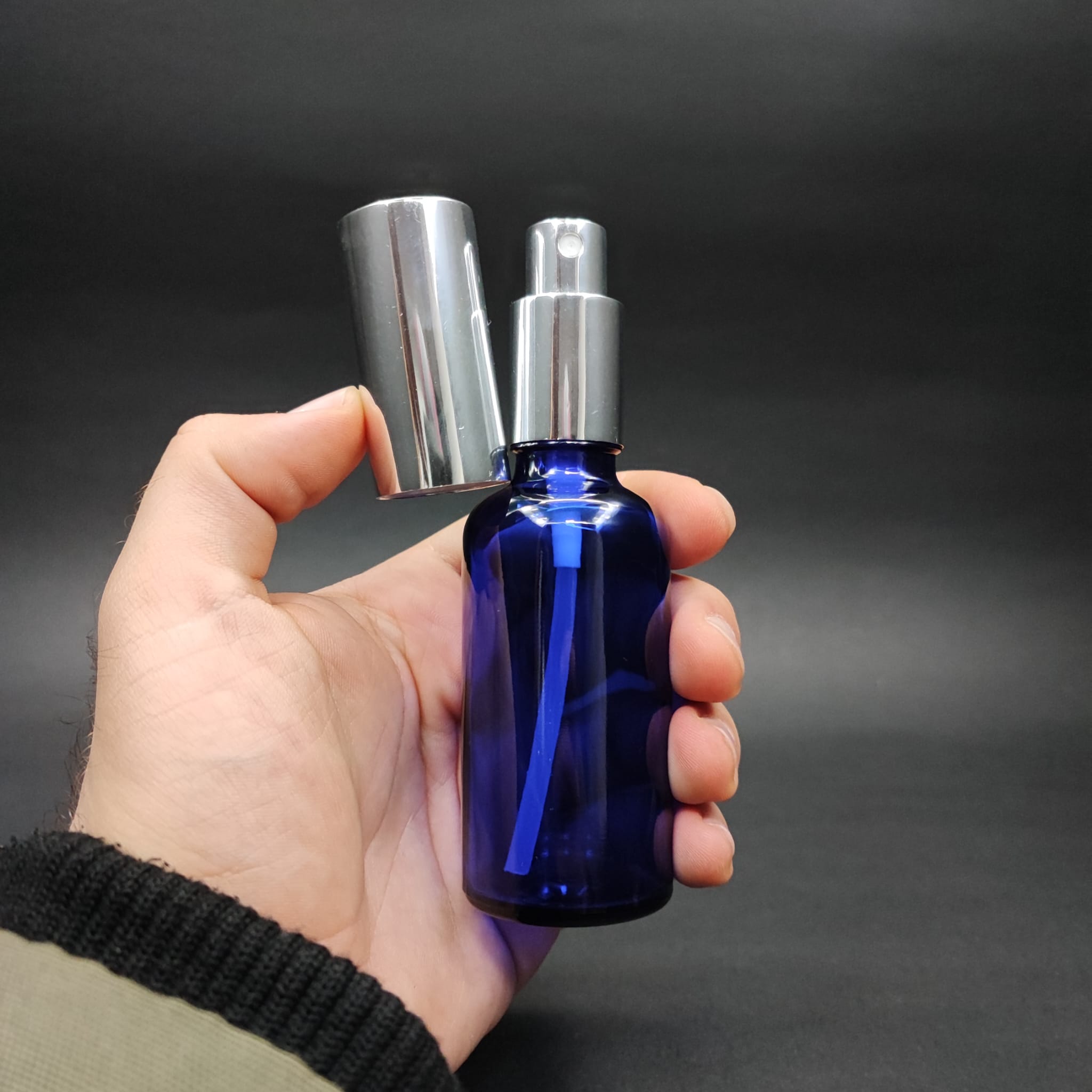 50 ML LÜKS VİDALI VALF ÇEVİRME PARFÜM ŞİŞELERİ - 50 CC MAVİ CAM ŞİŞE - GÜMÜŞ METAL SPREYLİ KAPAKLI SET