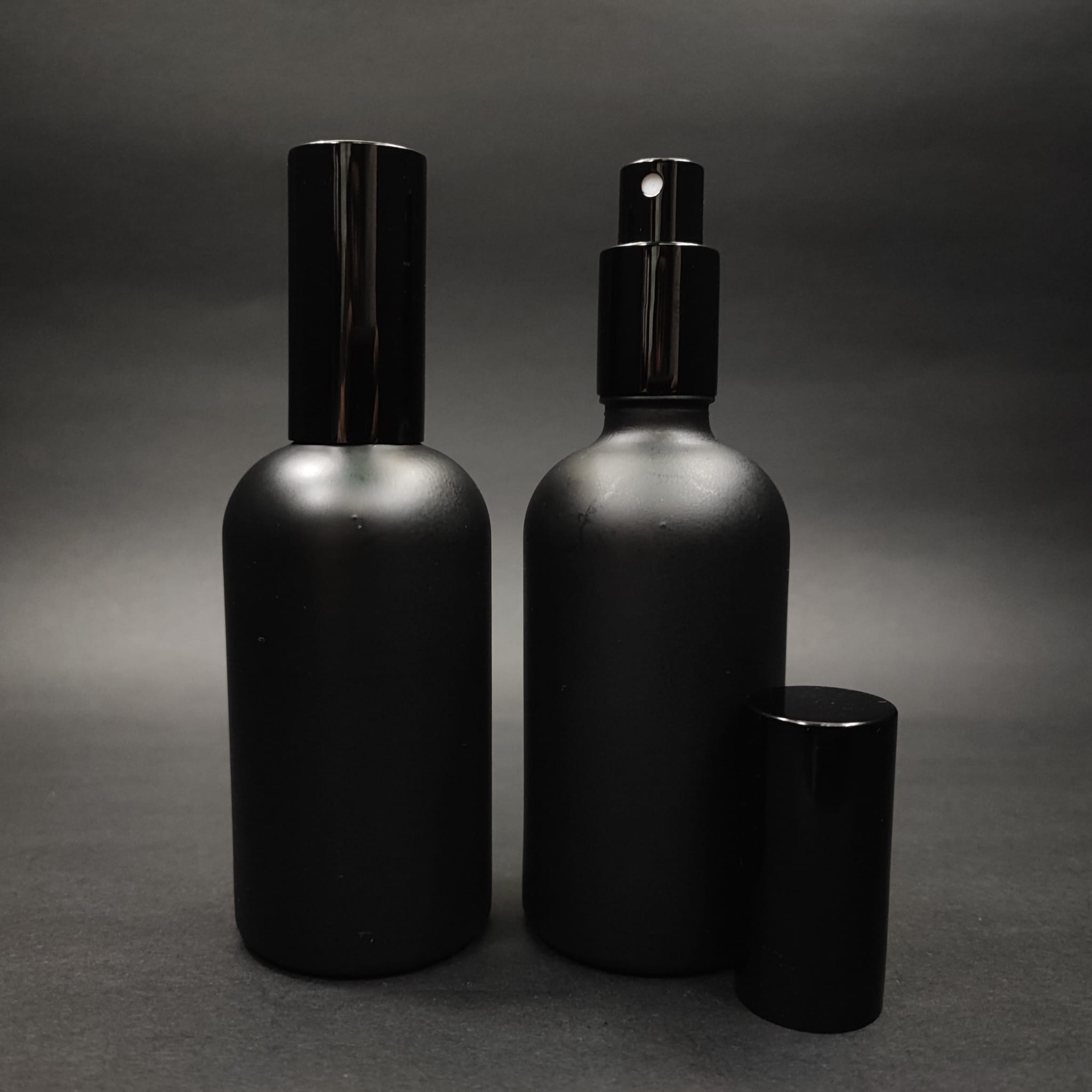 100 ML LÜKS VİDALI VALF ÇEVİRME PARFÜM ŞİŞELERİ - 100 CC MAT SİYAH CAM ŞİŞE - SİYAH METAL SPREYLİ KAPAKLI SET