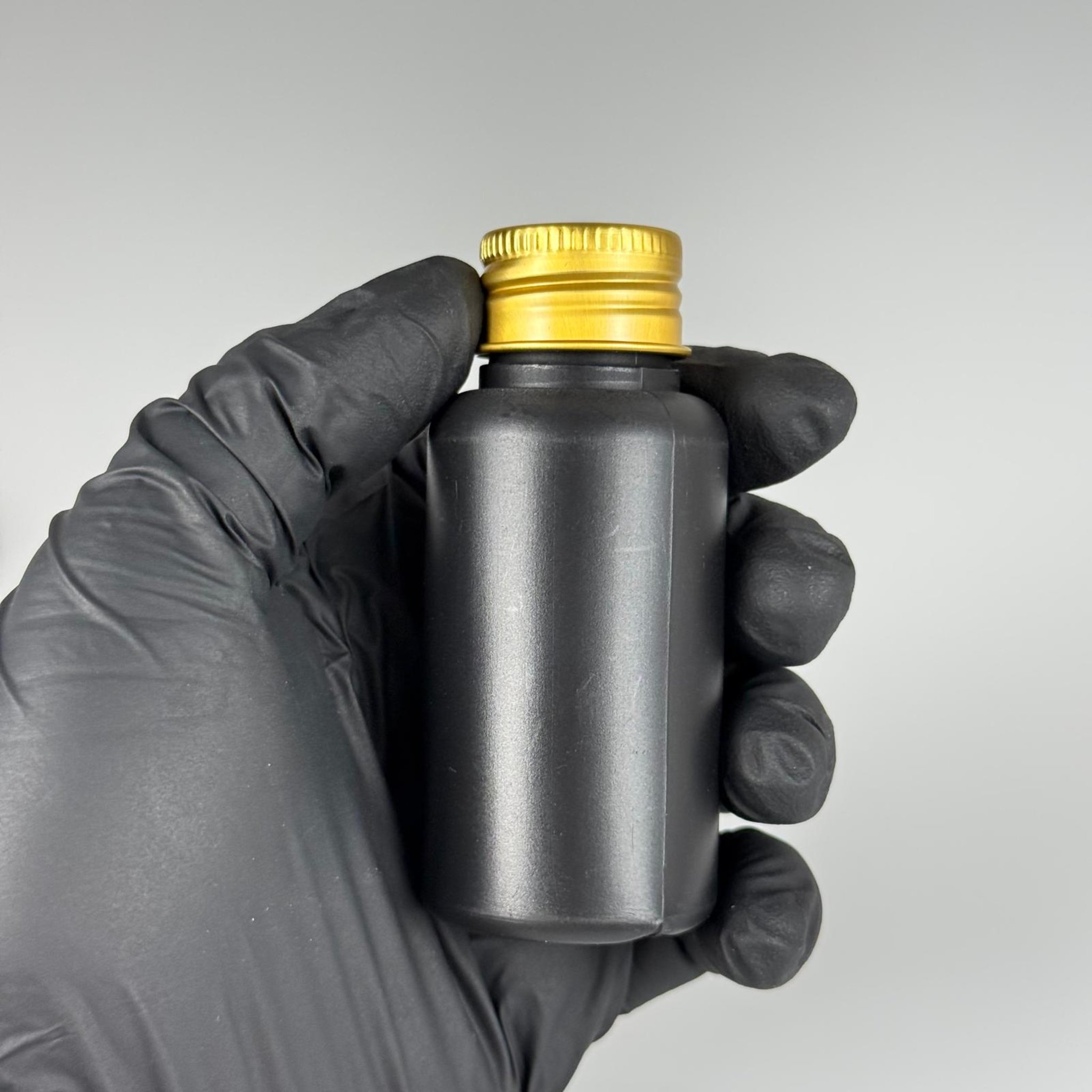 50 CC SİYAH POLİETİLEN PLASTİK ASETON ŞİŞESİ ( 24 AĞIZ ) + KÖPÜK CONTALI GOLD METAL ALÜMİNYUM KAPAK + KOLONYA TIPALI TAKIM - 50 ML KAPAKLI SİYAH PLASTİK ŞİŞELER