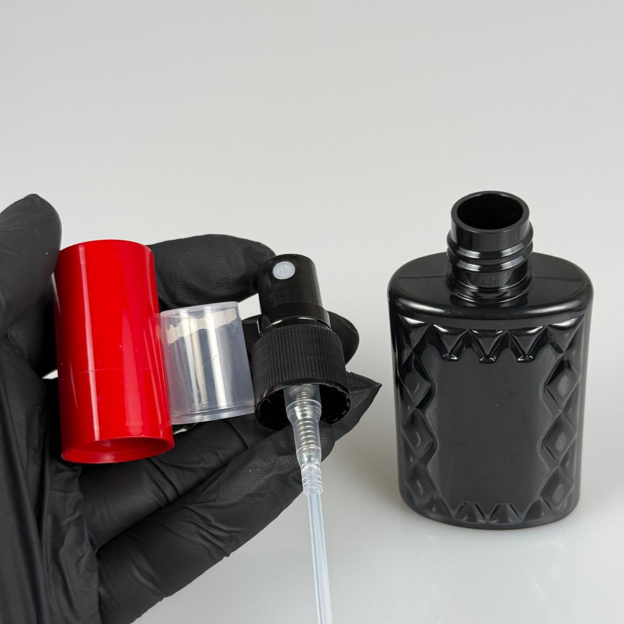 50 CC SİYAH PET KÖŞELİ PARFÜM ŞİŞESİ - SİYAH SPREYLİ - KIRMIZI KORUMA KAPAKLI - 50 ML PLASTİK PARFÜM - KOLONYA ŞİŞESİ