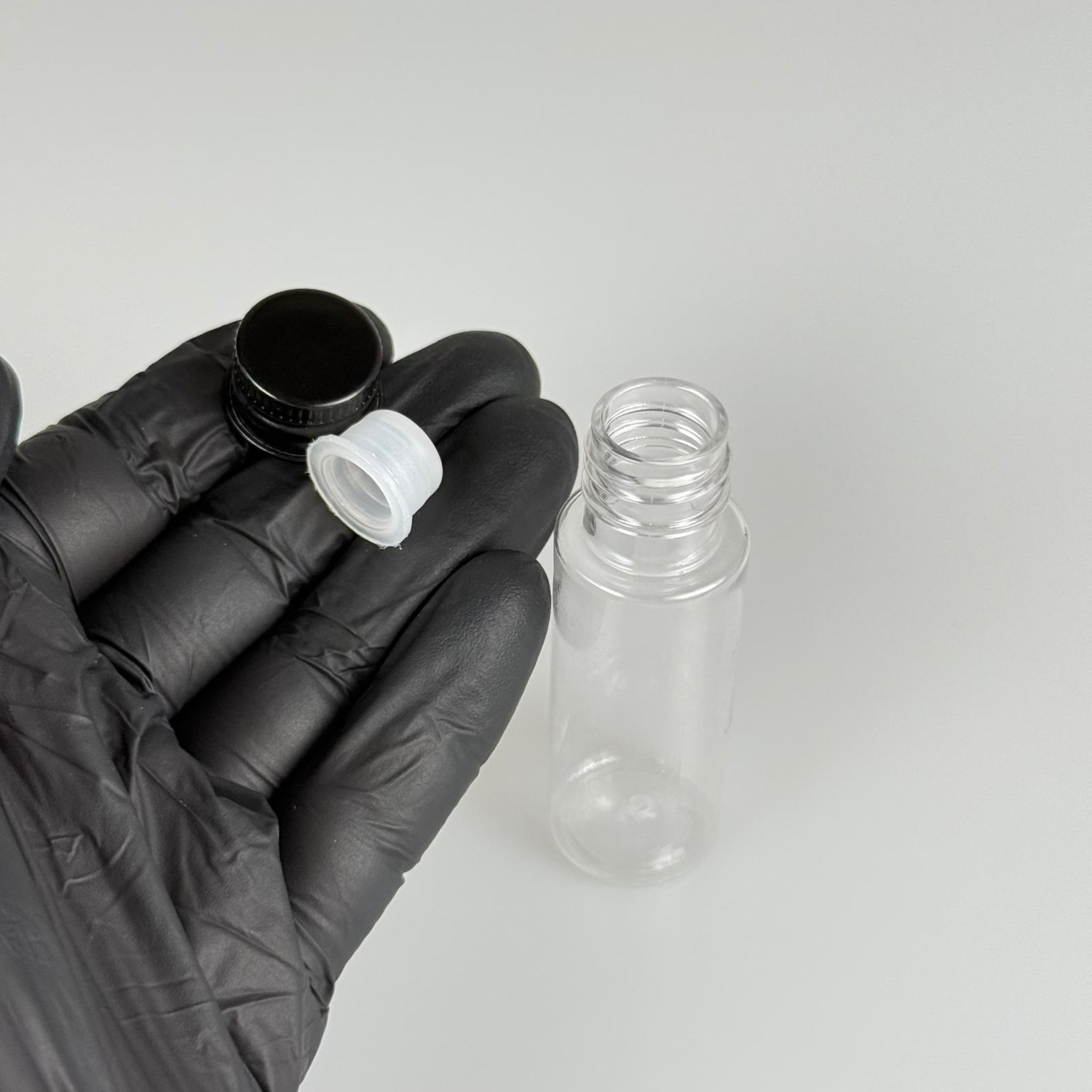20 CC ŞEFFAF PET ŞİŞE + KÖPÜK CONTALI SİYAH ALÜMİNYUM METAL KAPAKLI + KÖR TIPALI TAKIM - 20 ML PLASTİK ŞİŞE
