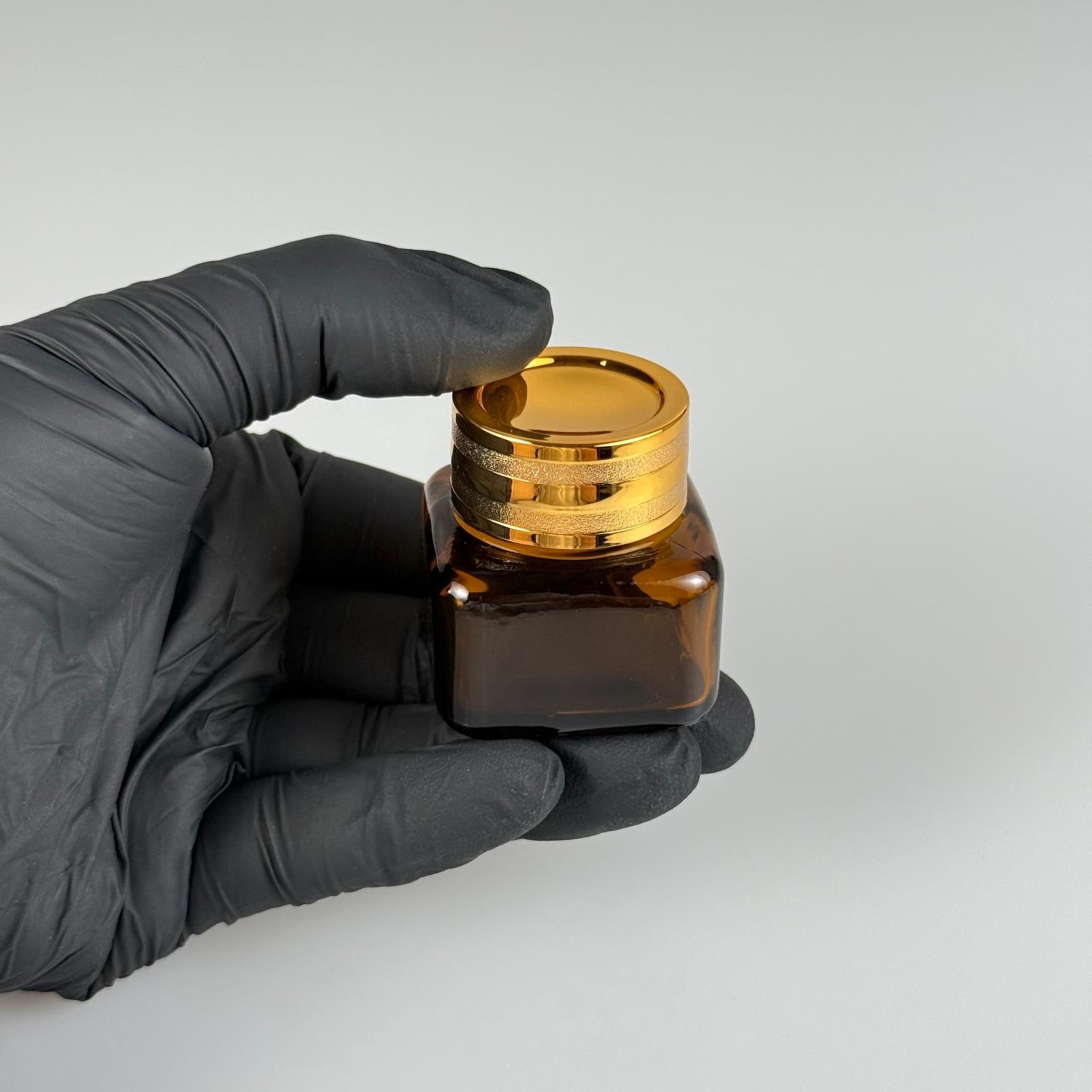 20 CC KARE AMBER CAM KAVANOZ + GOLD İŞLEMELİ KAPAK + CONTA - 20 ML KAHVERENGİ KARE KAVANOZ