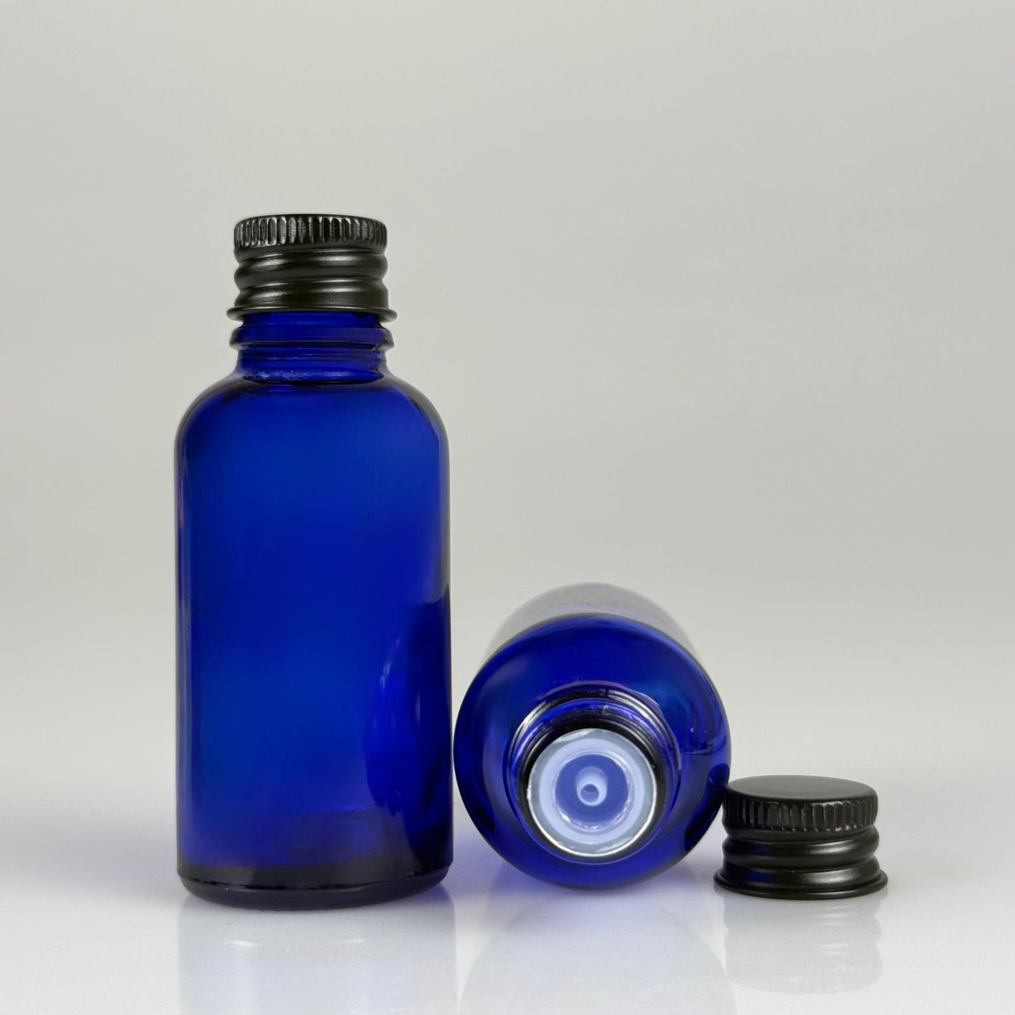30 CC MAVİ CAM ŞİŞE + KÖPÜK CONTALI SİYAH ALÜMİNYUM METAL KAPAKLI + DAMLALIKLI KOLONYA TIPALI TAKIM - 30 ML MAVİ CAM ŞİŞE