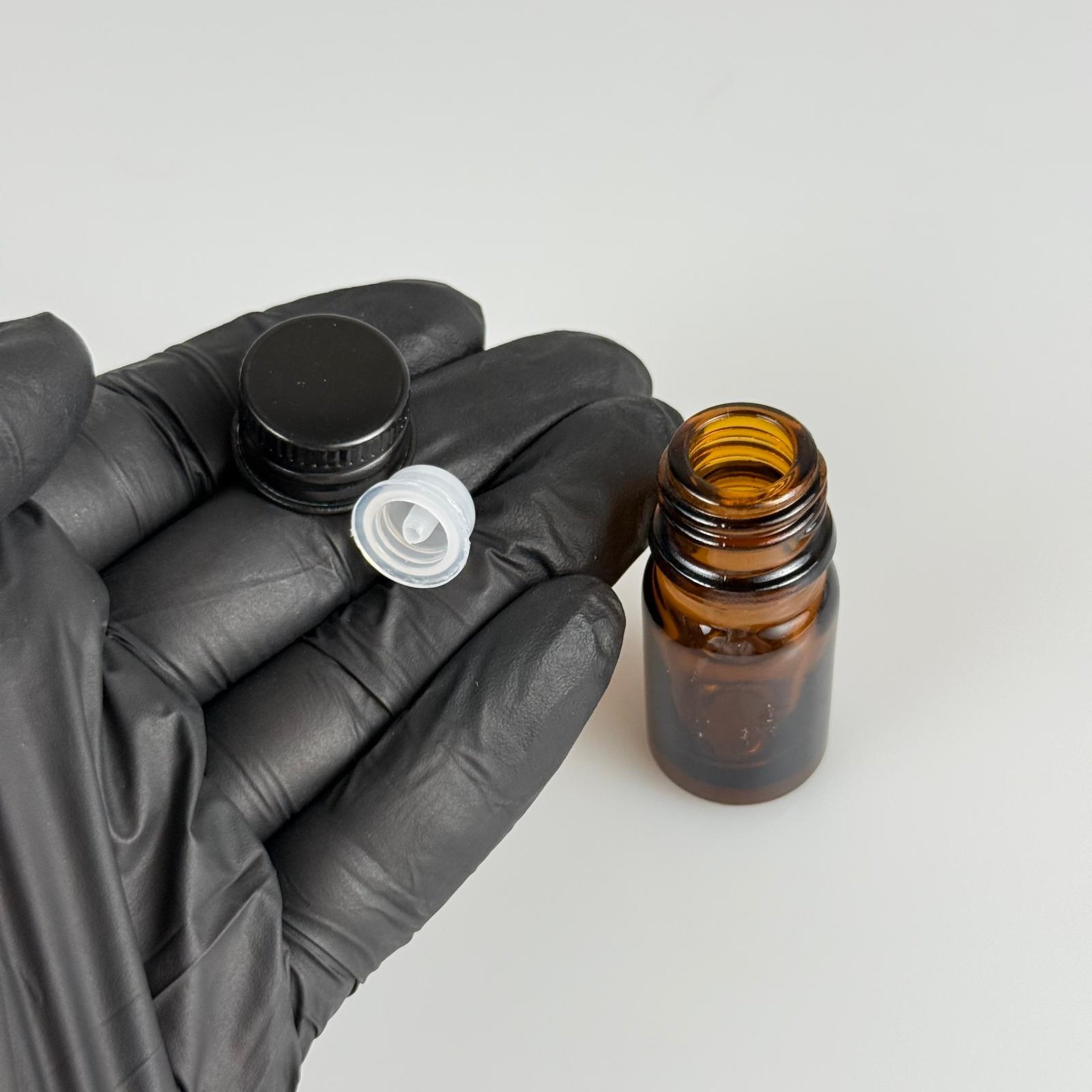 5 CC AMBER CAM ŞİŞE + KÖPÜK CONTALI SİYAH ALÜMİNYUM METAL KAPAKLI + KOLONYA TIPALI TAKIM - 5 ML KAHVERENGİCAM ŞİŞE