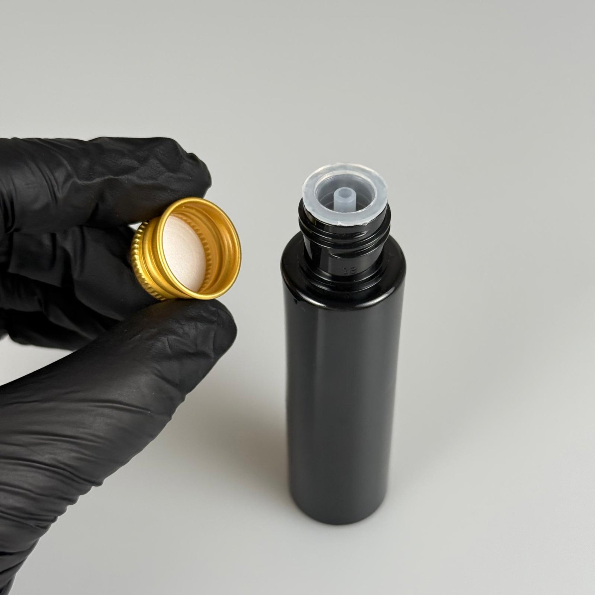 35 CC PET ŞİŞE - KÖPÜK CONTALI GOLD ALÜMİNYUM METAL KAPAKLI + DAMLALIKLI KOLONYA TIPALI TAKIM - 35 ML SİYAH PET ŞİŞE