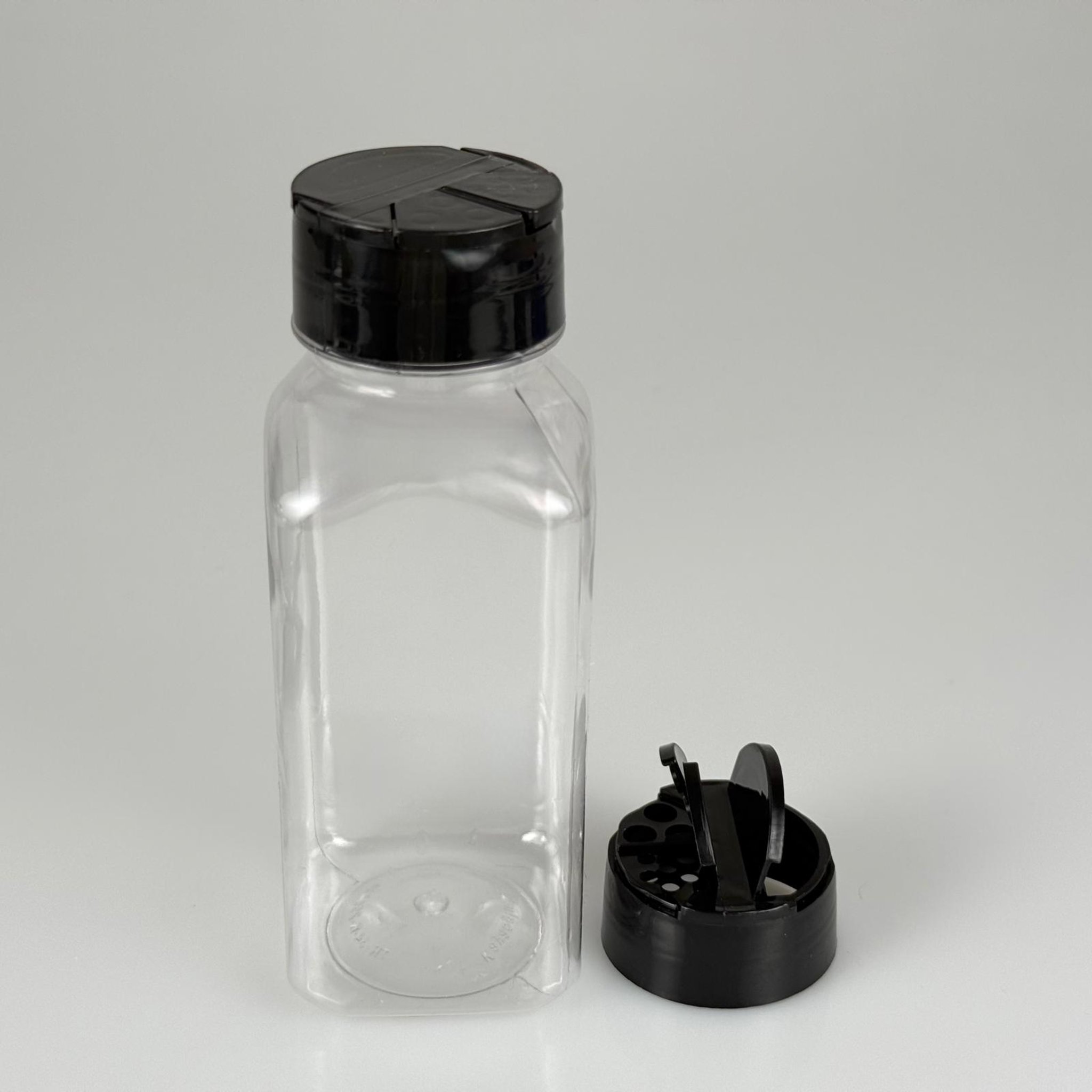 PLASTİK KARE BAHARATLIK KAVANOZ - 250 ML PET BAHARAT, TOZ, PUDRA VB İÇİN PET ŞİŞE - SİYAH AÇILIR KAPANIR DELİKLİ KAPAKLI TAKIM - 250 CC