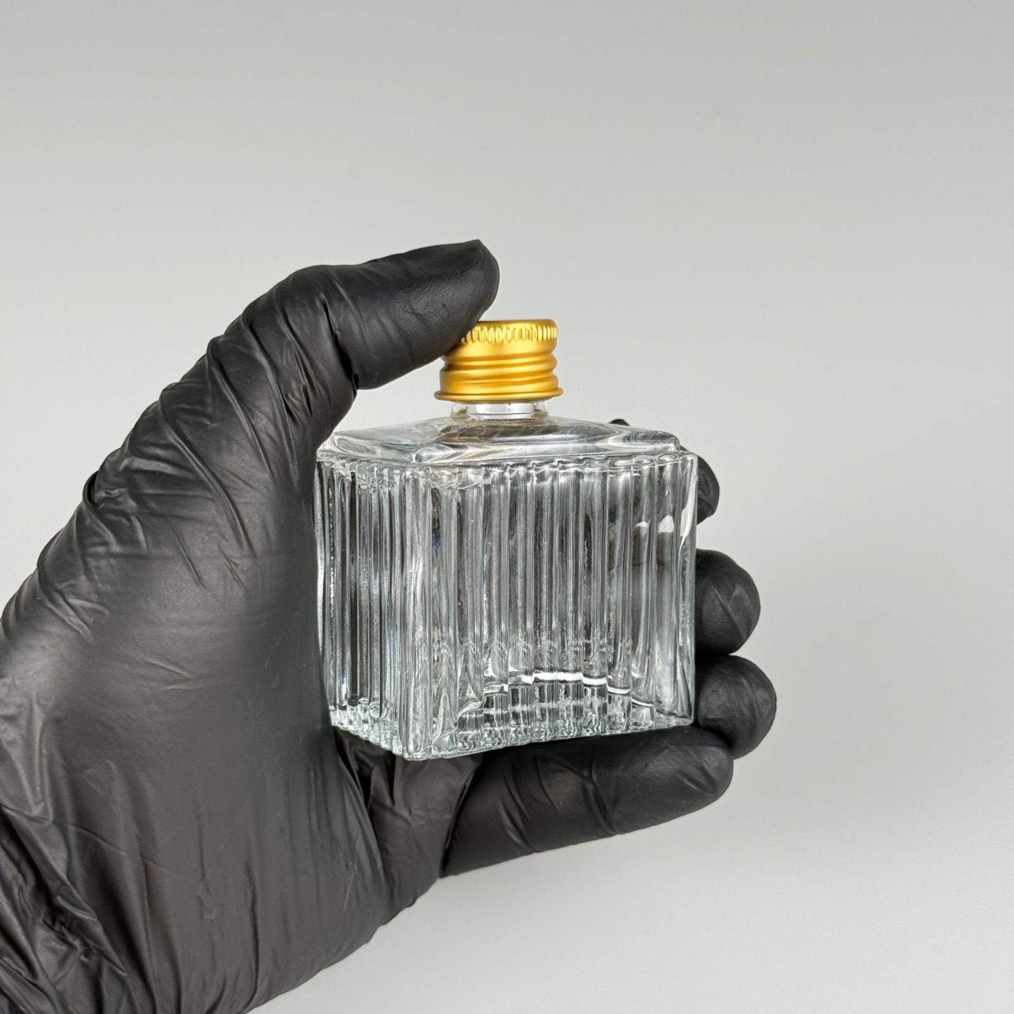 50 CC KÖŞELİ DESENLİ ÇİZGİLİ CAM ŞİŞE + GOLD ALÜMİNYUM METAL KAPAKLI TAKIM - 50 ML PRESTİJLİ ŞİŞE