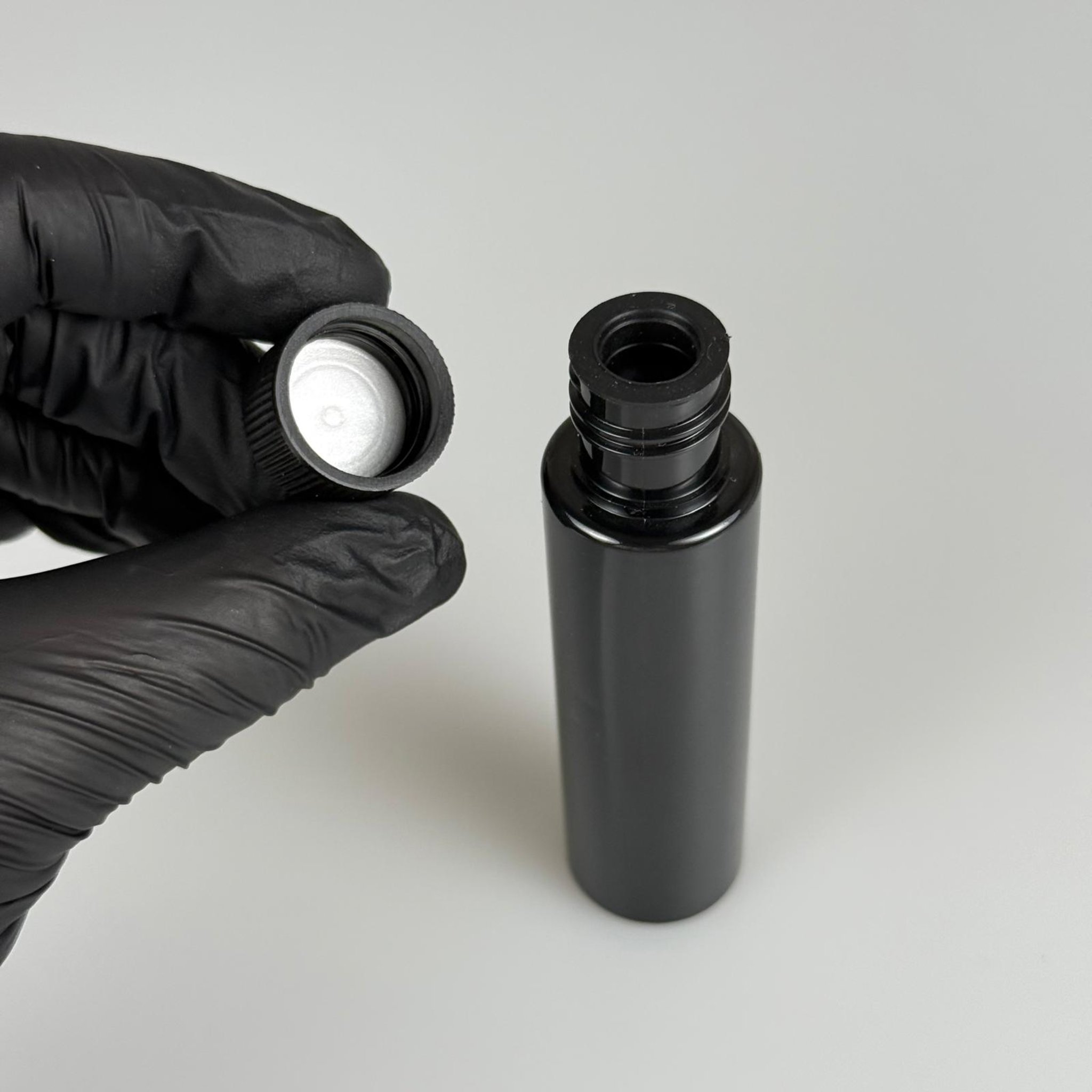 35 ML TIPALI, SIZDIRMAZ KAPAKLI PET ŞİŞE - 35 CC SİYAH PLASTİK ŞİŞE + CONTALI SİYAH KAPAK + SİYAH KÖR TIPA TAKIM