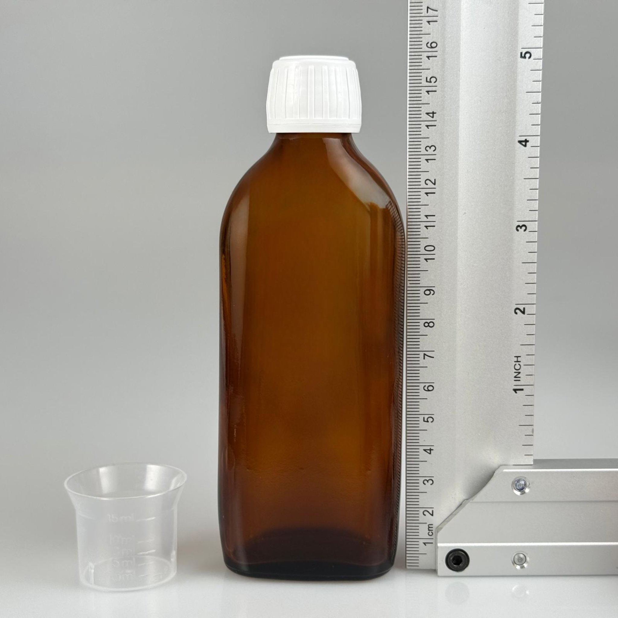 150 CC AMBER YASSI CAM ŞİŞE + BEYAZ KİLİTLİ PLASTİK KAPAK + 15 ML ÖLÇEK TAKIM - 150 ML YASSI CAM ŞİŞE