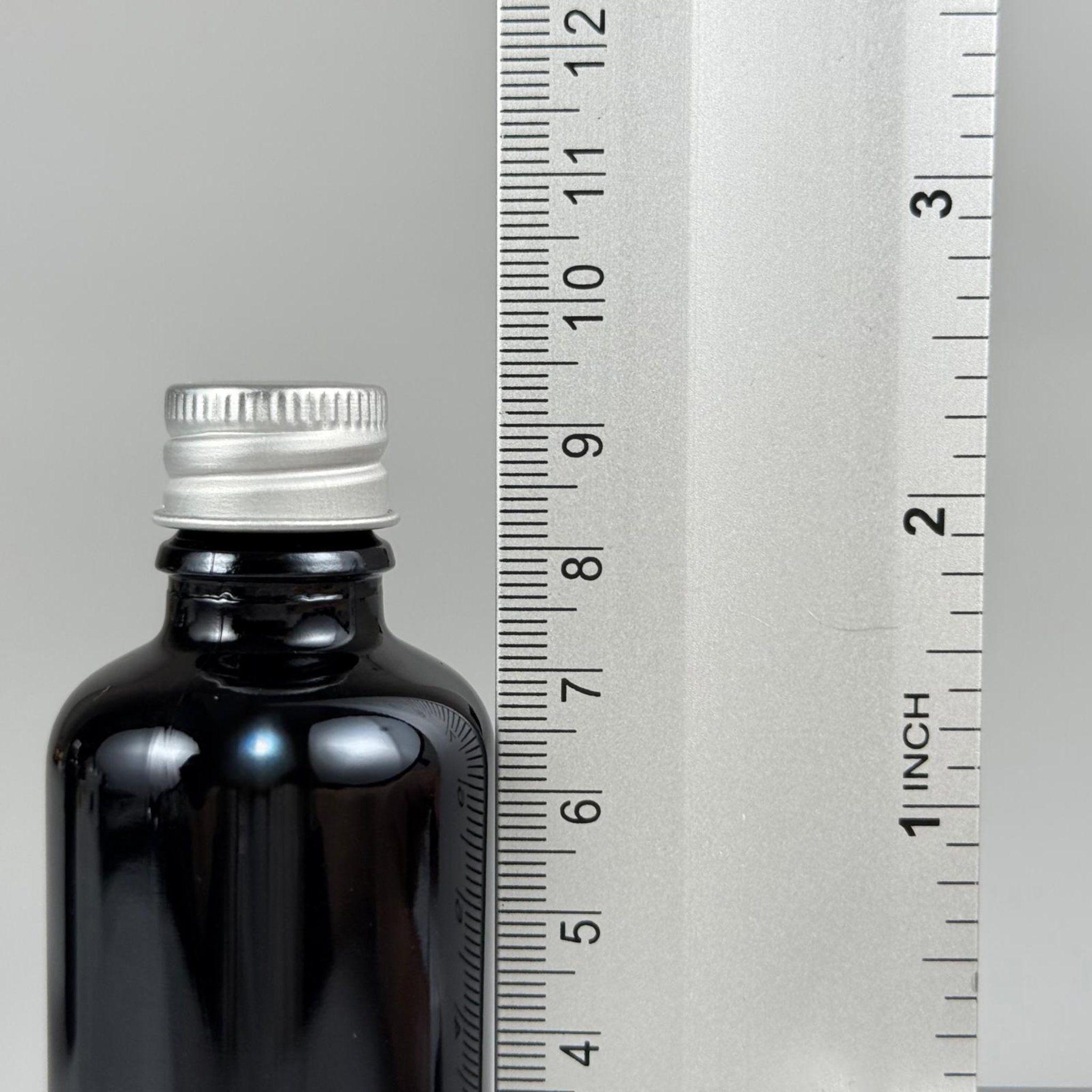 50 CC SİYAH CAM ŞİŞE + KÖPÜK CONTALI GÜMÜŞ ALÜMİNYUM METAL KAPAKLI + KÖR TIPALI TAKIM - 50 ML SİYAH CAM ŞİŞE