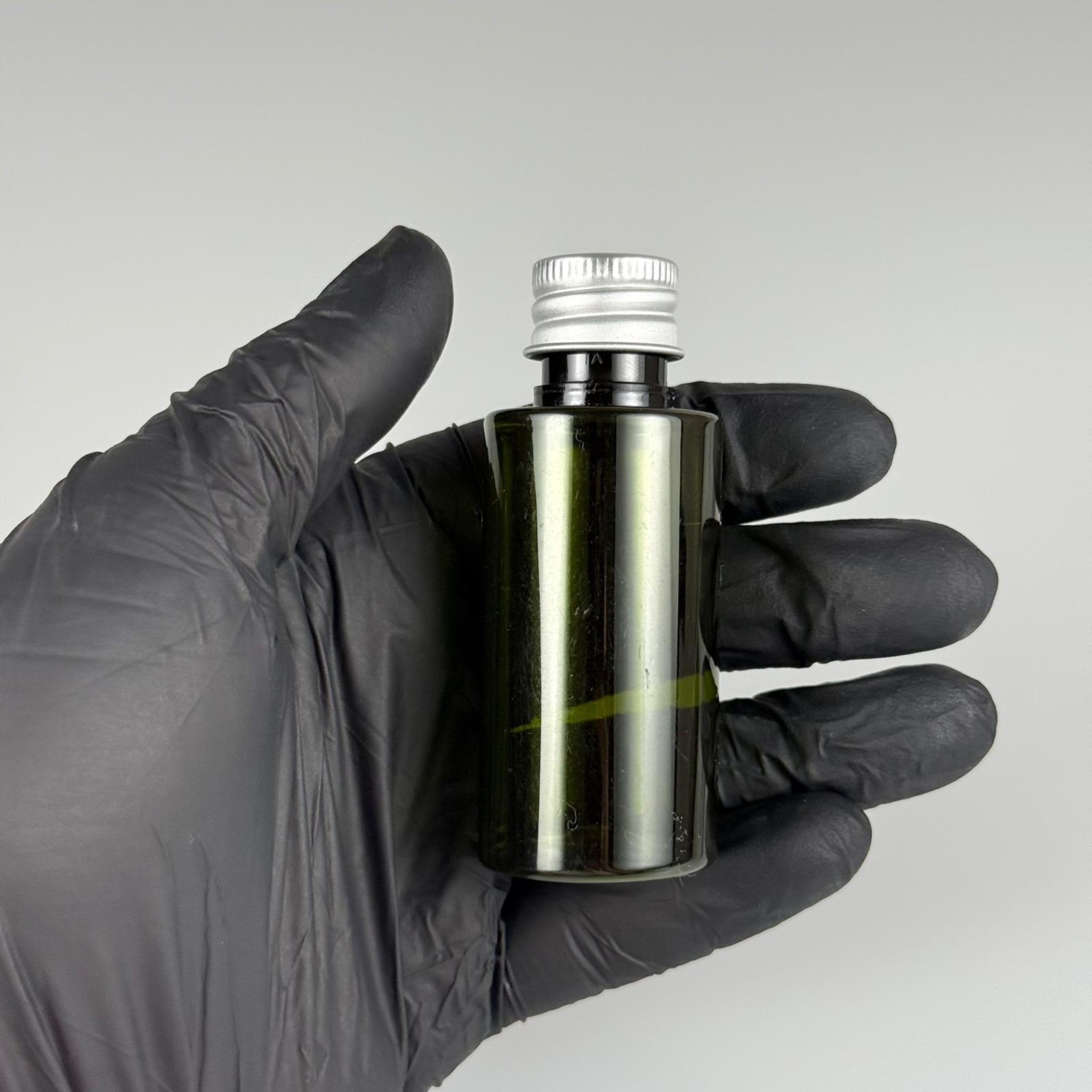 35 CC  SİLİNDİR YEŞİL PET ŞİŞE + KÖPÜK CONTALI GÜMÜŞ ALÜMİNYUM METAL KAPAKLI TAKIM - 35 ML PLASTİK ŞİŞE