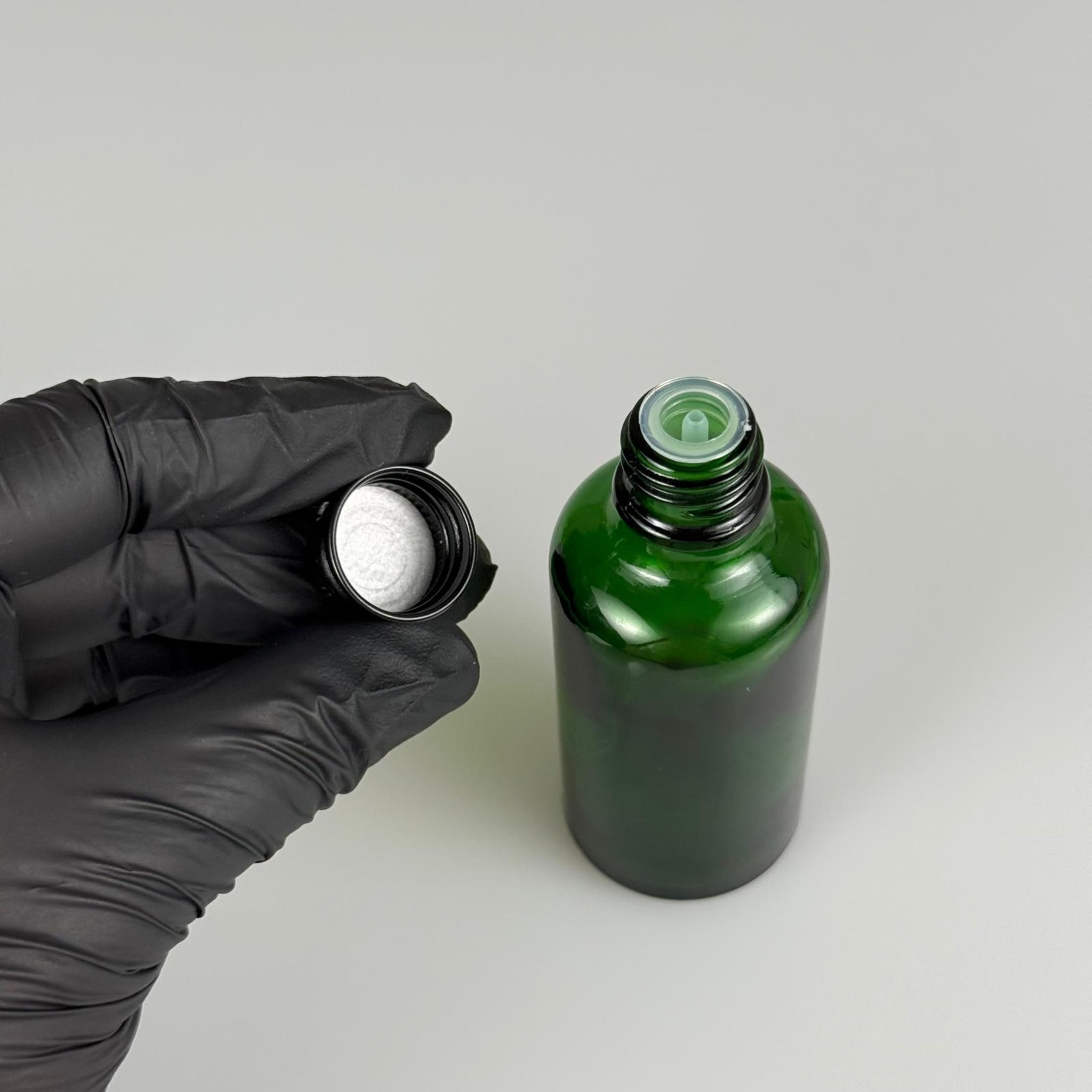 50 CC YEŞİL CAM ŞİŞE + KÖPÜK CONTALI SİYAH ALÜMİNYUM METAL KAPAKLI + DAMLALIKLI KOLONYA TIPALI TAKIM - 50 ML YEŞİL CAM ŞİŞE
