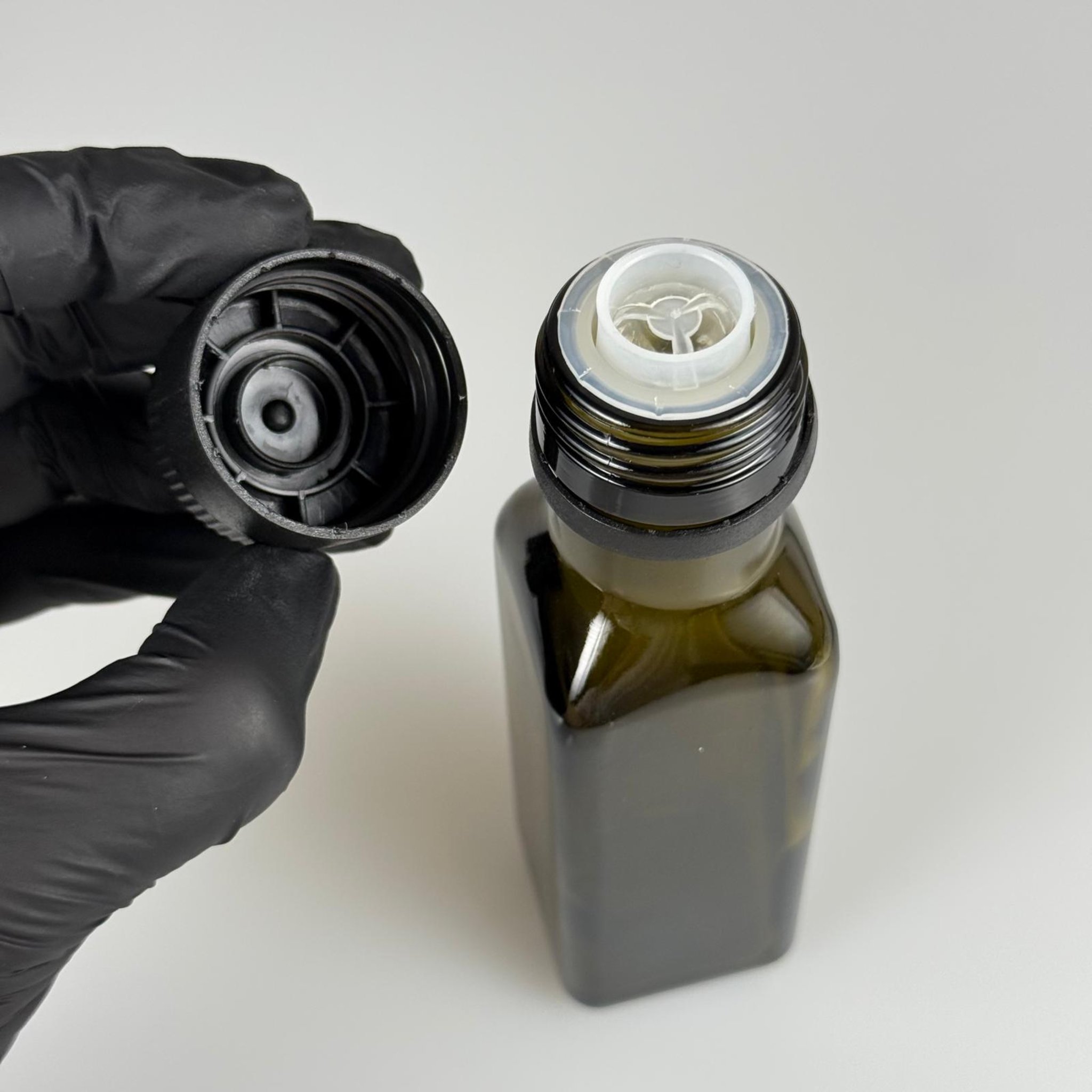 100 CC MARASKA CAM ŞİŞE KOYU YEŞİL (31 MM AĞIZ) - BİLYELİ SİYAH KİLİTLİ KAPAKLI - 100 ML  KÖŞELİ KARE MARASCA YAĞ VE SOS ŞİŞELERİ