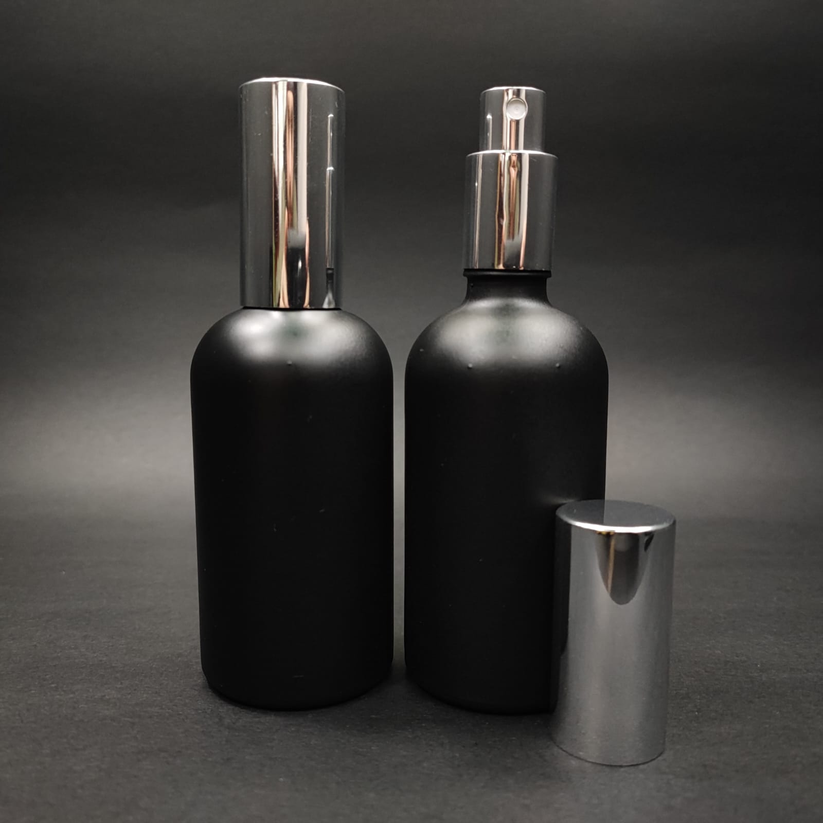 100 ML LÜKS VİDALI VALF ÇEVİRME PARFÜM ŞİŞELERİ - 100 CC MAT SİYAH CAM ŞİŞE - SİYAH METAL SPREYLİ KAPAKLI SET