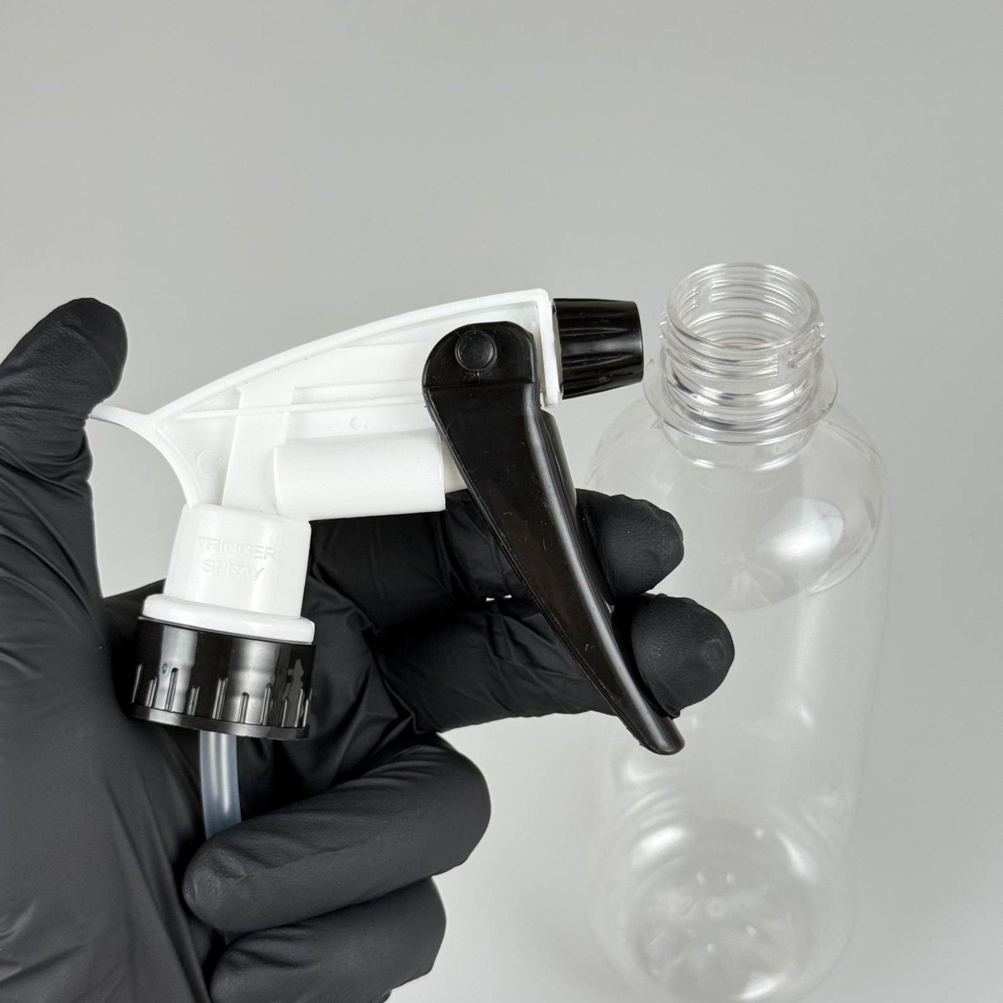 330 CC PET OTO BAKIM ŞİŞESİ - BÜYÜK SİYAH BEYAZ DOZAJLI KİMYASALA DAYANIKLI TRİGER TETİK SPREYLİ - 330 ML KİMYASALA DAYANIKLI PLASTİK ŞİŞE - 0,33 LT PET ŞİŞE - ŞEFFAF OTO TEMİZLİK ŞİŞESİ