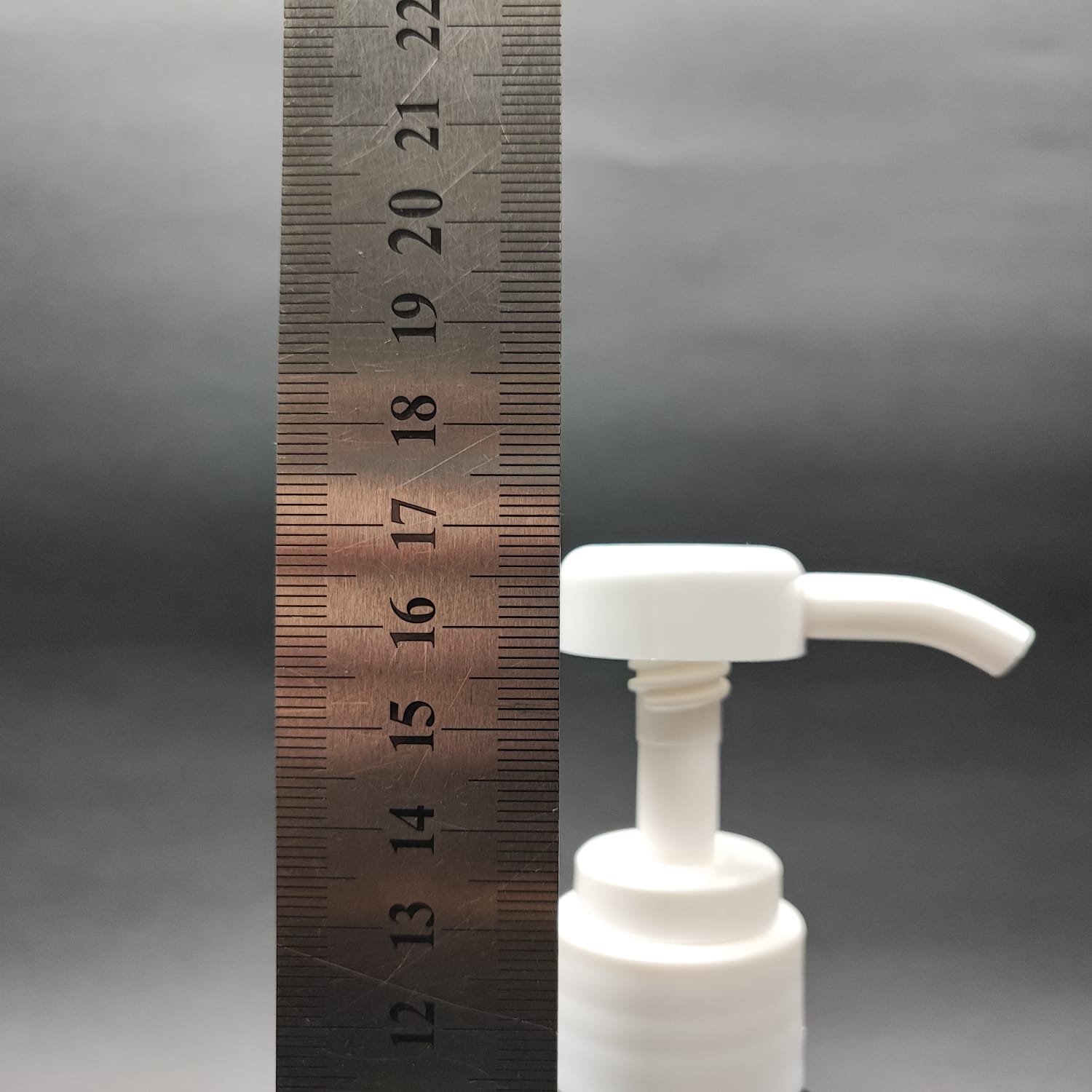 250 CC AMBER PET ŞİŞE + BEYAZ DOZAJ POMPALI (HER BASMADA 4 CC SIVI ATAR) - 250 ML POMPALI ŞİŞE - ŞURUP, ŞAMPUAN, KREM GİBİ YOĞUN KIVAMLI SIVILARDA KULLANILIR