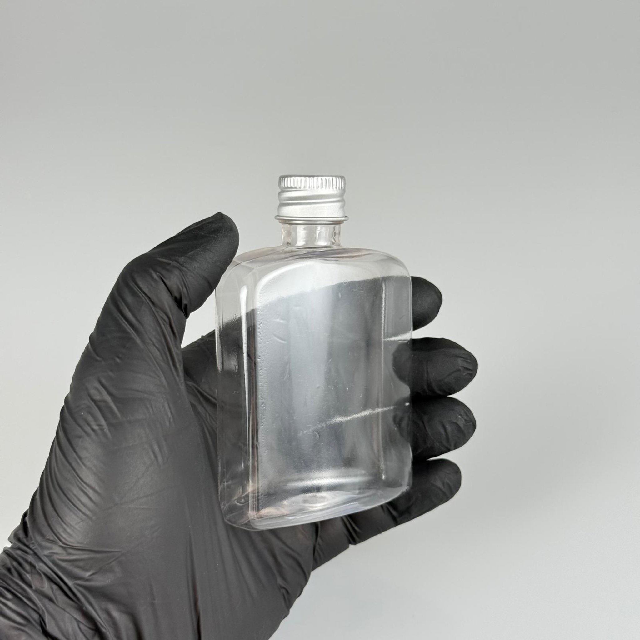 100 CC ŞEFFAF YASSI PLASTİK PET ŞİŞE + KÖPÜK CONTALI GÜMÜŞ ALÜMİNYUM METAL KAPAKLI + DAMLALIKLI KOLONYA TIPALI TAKIM - 100 ML YASSI PET ŞİŞE