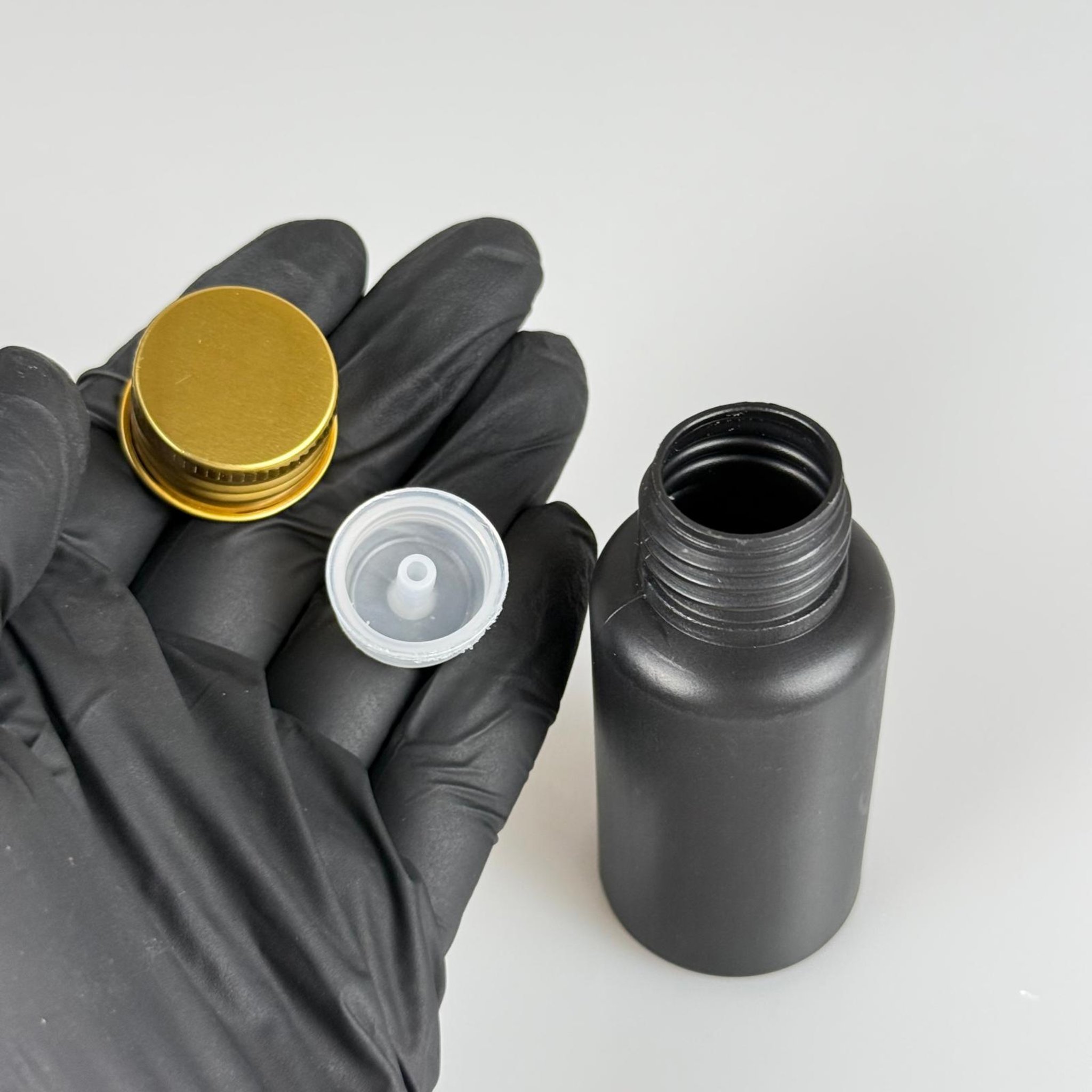 50 CC SİYAH POLİETİLEN PLASTİK ASETON ŞİŞESİ ( 24 AĞIZ ) + KÖPÜK CONTALI GOLD METAL ALÜMİNYUM KAPAK + KOLONYA TIPALI TAKIM - 50 ML KAPAKLI SİYAH PLASTİK ŞİŞELER