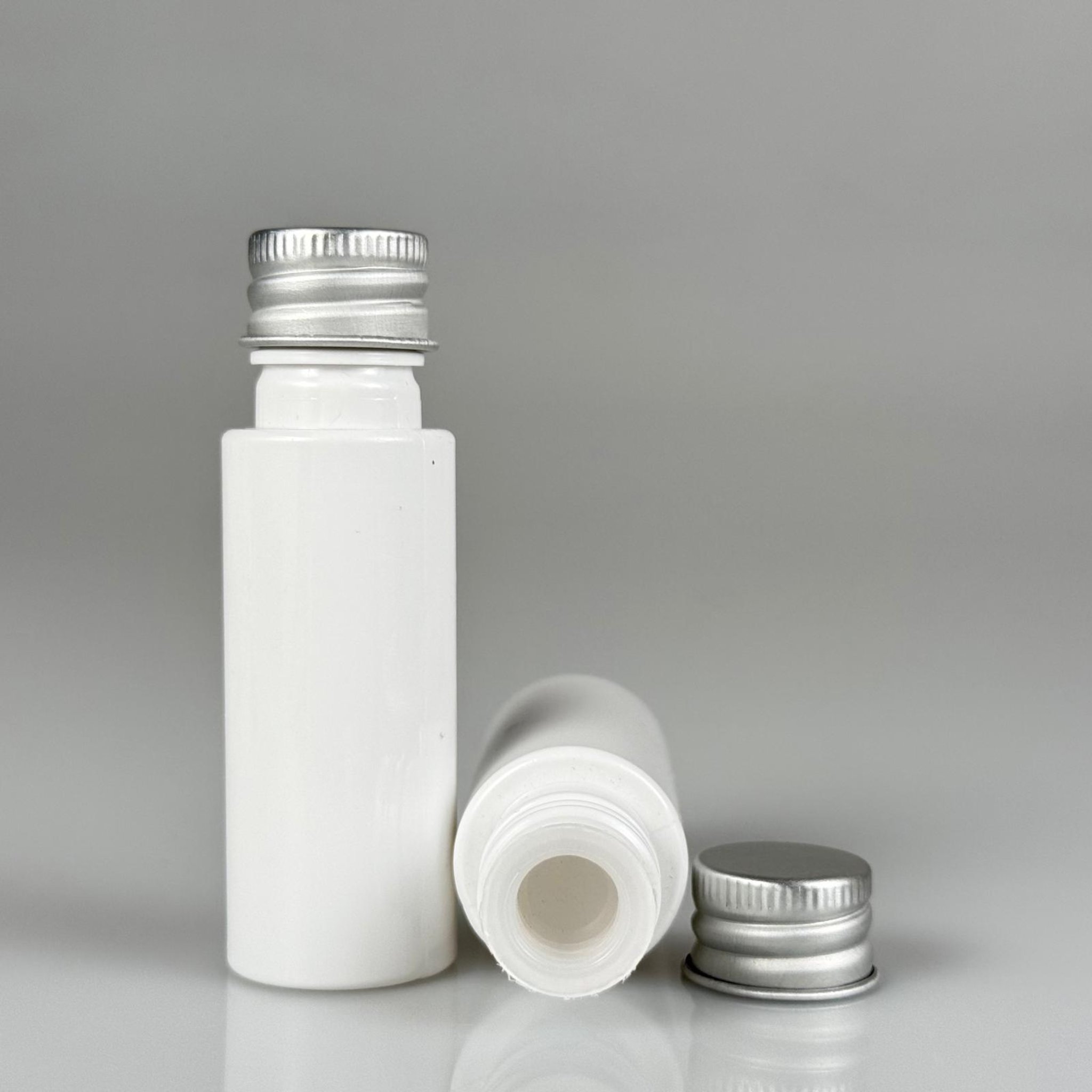 20 CC BEYAZ PET ŞİŞE + KÖPÜK CONTALI GÜMÜŞ ALÜMİNYUM METAL KAPAKLI + KÖR TIPALI TAKIM - 20 ML PLASTİK ŞİŞE