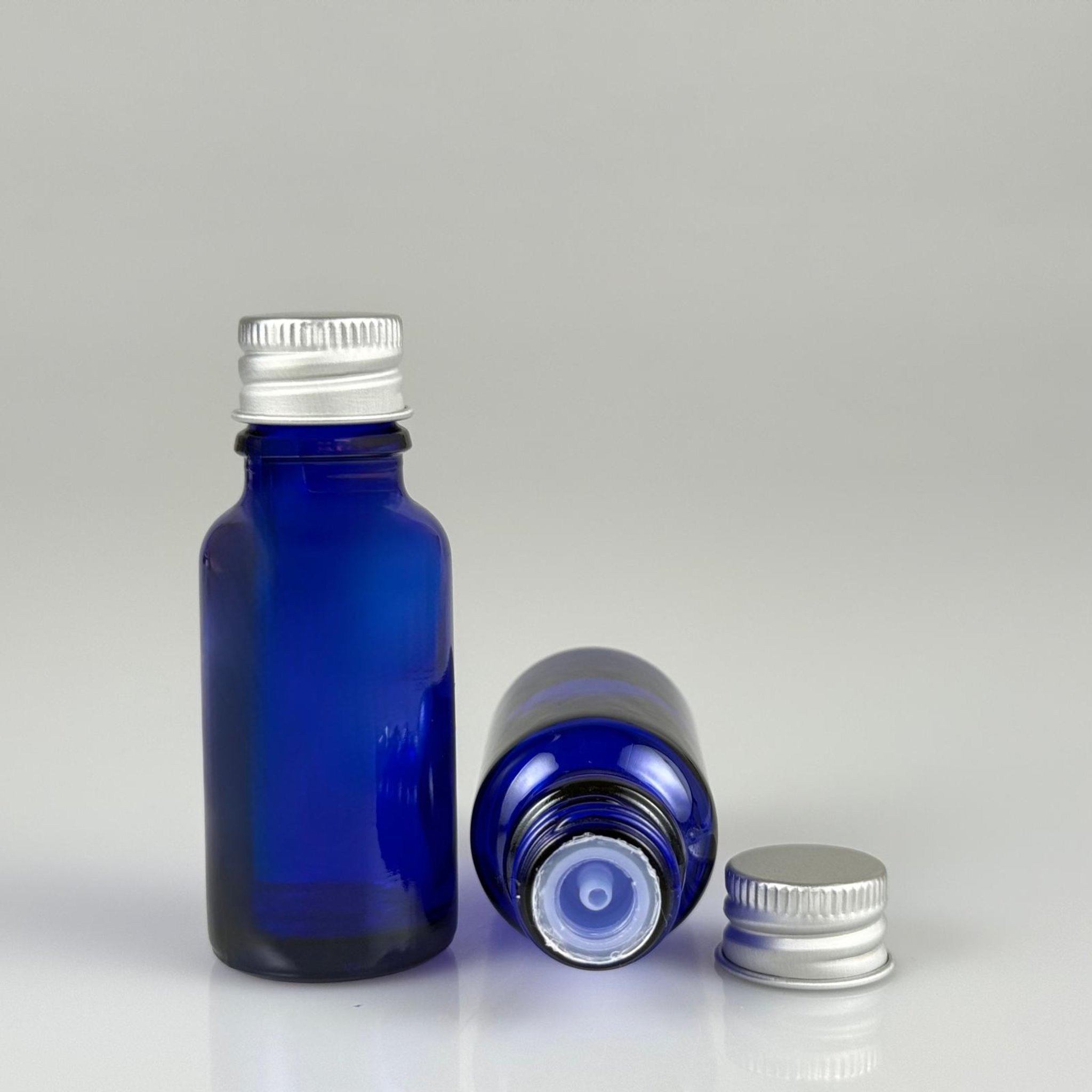 20 CC MAVİ CAM ŞİŞE + KÖPÜK CONTALI GÜMÜŞ ALÜMİNYUM METAL KAPAKLI + DAMLALIKLI KOLONYA TIPALI TAKIM - 20 ML MAVİ CAM ŞİŞE