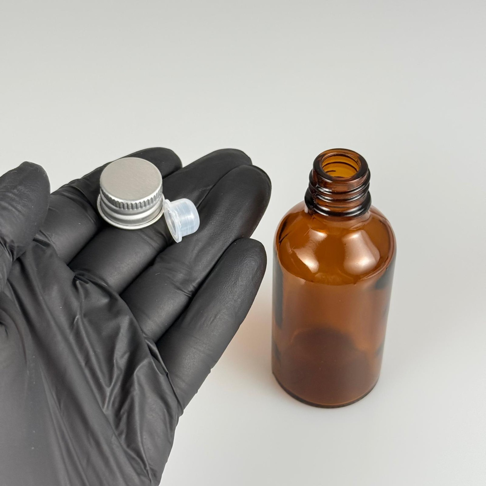 50 CC AMBER CAM ŞİŞE + KÖPÜK CONTALI GÜMÜŞ ALÜMİNYUM METAL KAPAKLI + KÖR TIPALI TAKIM - 50 ML KAHVERENGİ CAM ŞİŞE