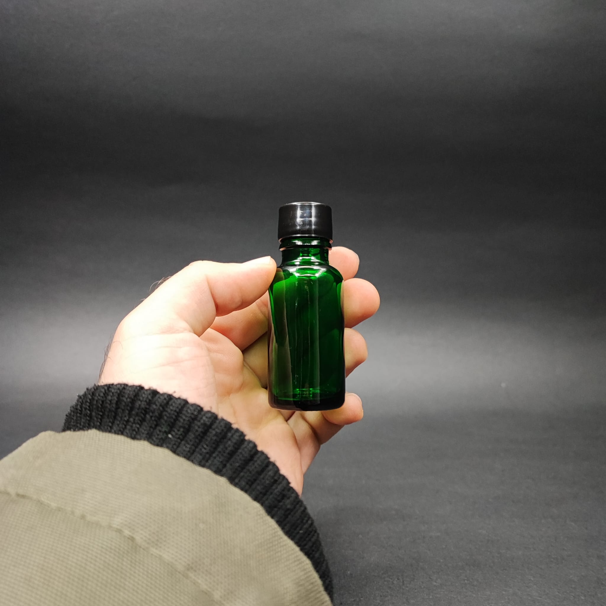 20 CC YEŞİL CAM ŞİŞE + KENDİNDEN CONTALI SIZDIRMAZ SİYAH KAPAK - 20 ML KAPAKLI CAM ŞİŞE