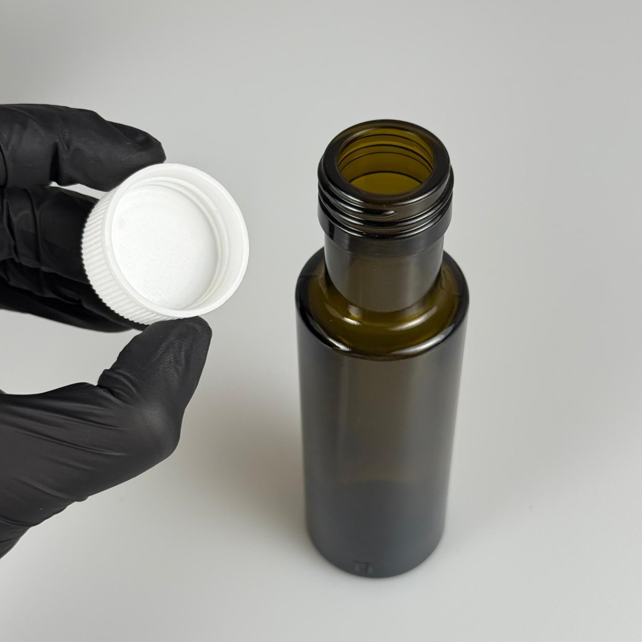 100 CC DORİKA CAM ŞİŞE KOYU YEŞİL (31 MM AĞIZ) - CONTALI BEYAZ KAPAKLI - 100 ML SİLİNDİR DORİCA YAĞ VE SOS ŞİŞELERİ