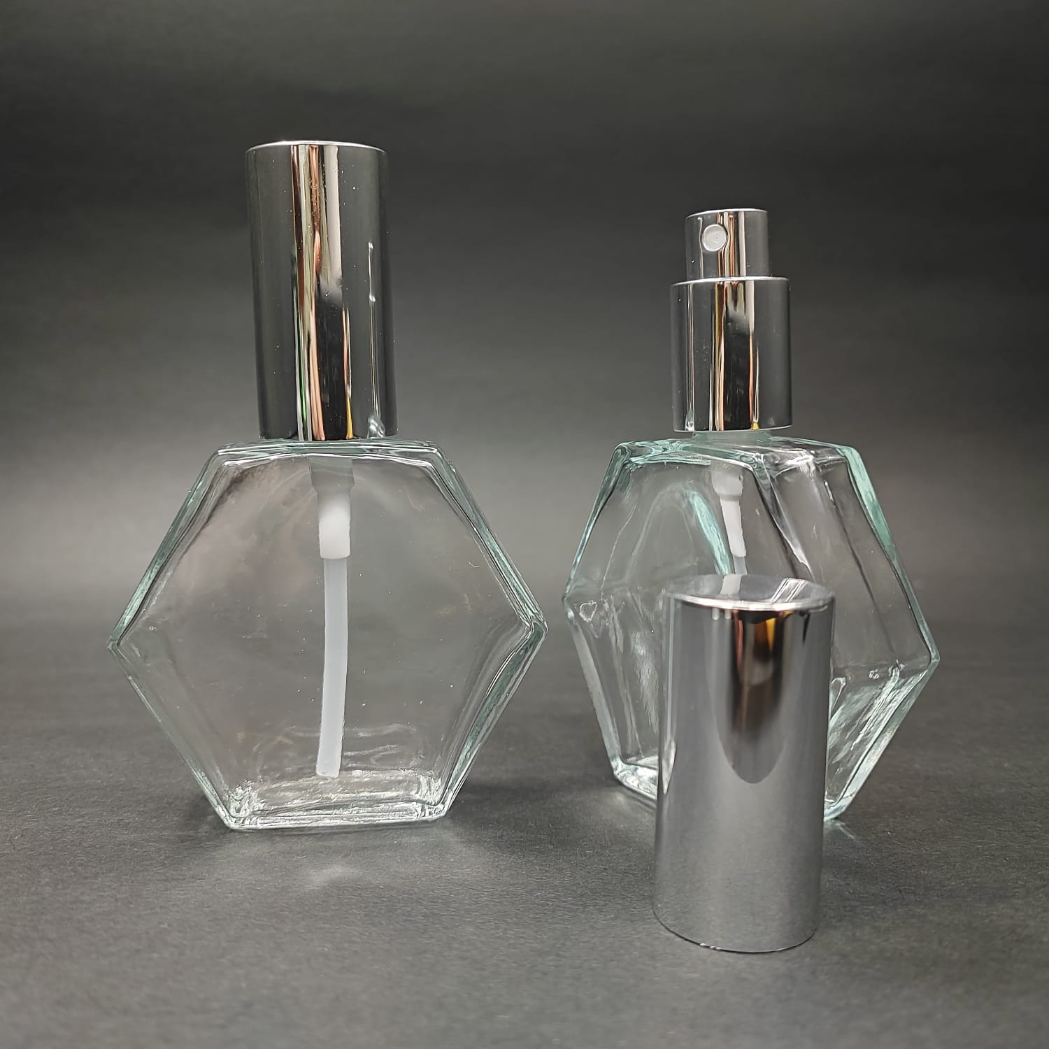 50 ML LÜKS VİDALI VALF ÇEVİRME PARFÜM ŞİŞELERİ - 50 CC ALTIGEN ŞEFFAF CAM ŞİŞE - GÜMÜŞ METAL SPREYLİ KAPAKLI SET