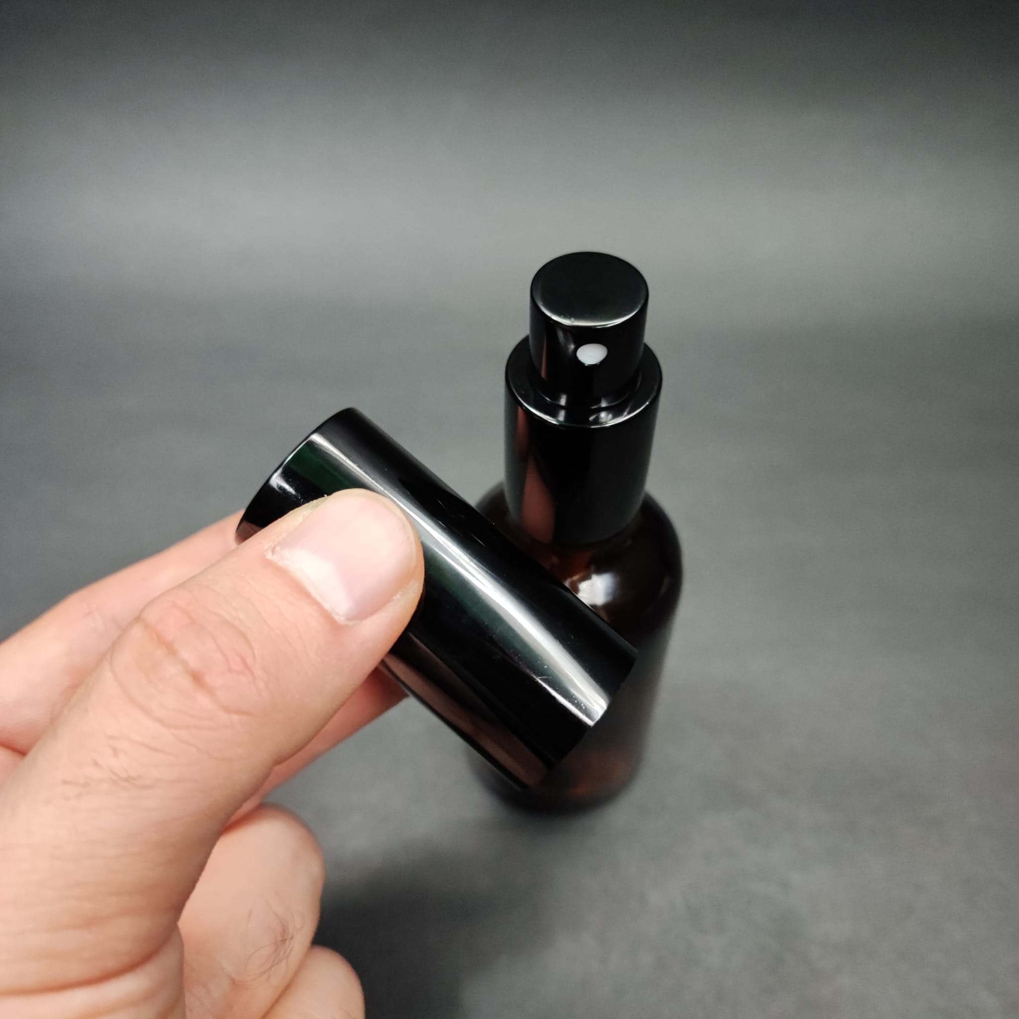 50 ML LÜKS VİDALI VALF ÇEVİRME PARFÜM ŞİŞELERİ - 50 CC AMBER CAM ŞİŞE - SİYAH METAL SPREYLİ KAPAKLI SET