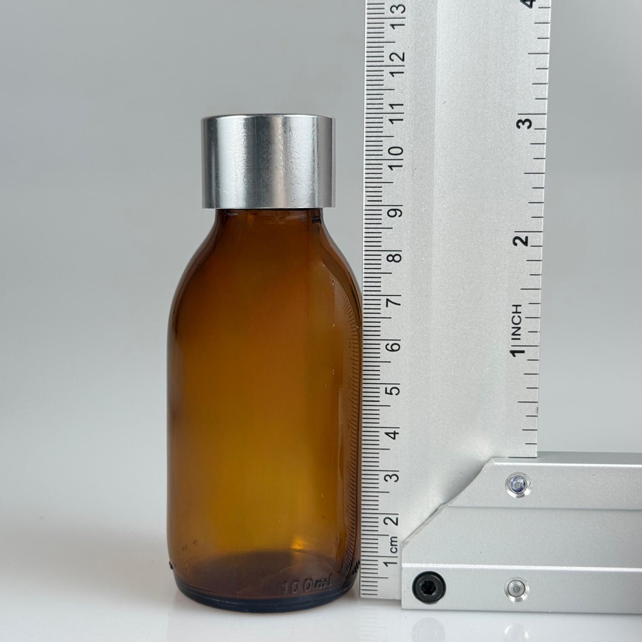 100 CC AMBER CAM ŞİŞE  + ALÜMİNYUM KAPLAMALI GÜMÜŞ KAPAKLI + KÖR TIPALI TAKIM - 100 ML KAHVERENGİ CAM ŞİŞE